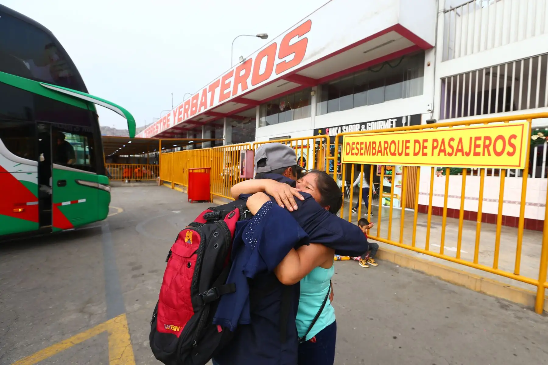 Ciudadanos se alistan a viajar para encontrarse con sus amigos y familiares en las diversas regiones del Perú. En la imagen, pasajeros  en el Terminal Terrestre Yerbateros.
Foto: ANDINA/Eddy Ramos