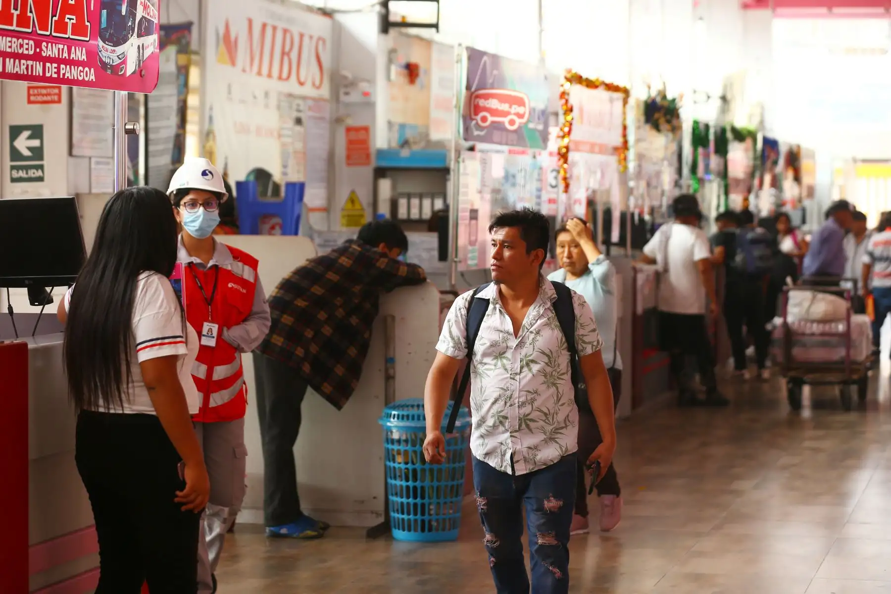 Ciudadanos se alistan a viajar para encontrarse con sus amigos y familiares en las diversas regiones del Perú. En la imagen, pasajeros  en el Terminal Terrestre Yerbateros.
Foto: ANDINA/Eddy Ramos