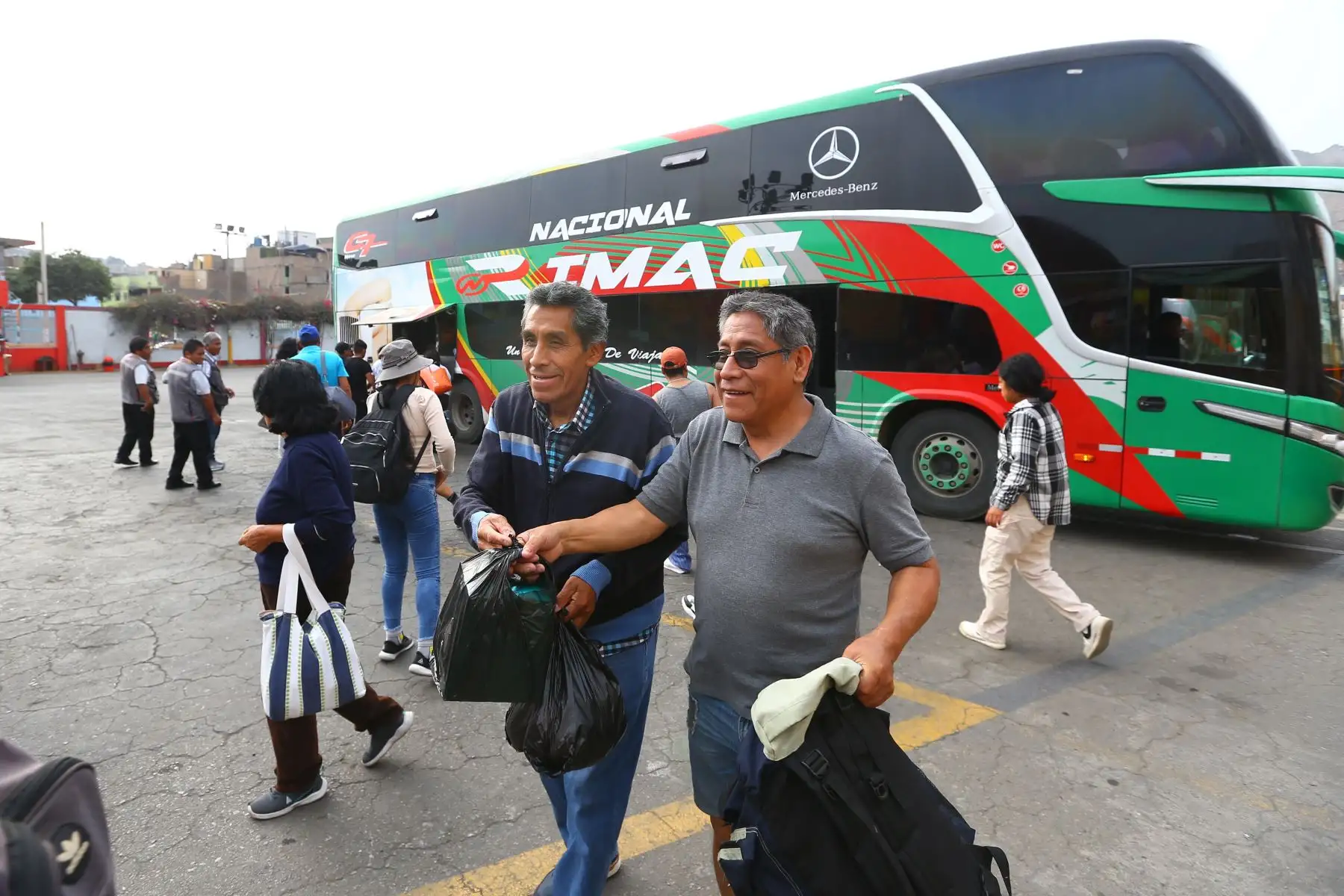 Ciudadanos se alistan a viajar para encontrarse con sus amigos y familiares en las diversas regiones del Perú. En la imagen, pasajeros  en el Terminal Terrestre Yerbateros.
Foto: ANDINA/Eddy Ramos