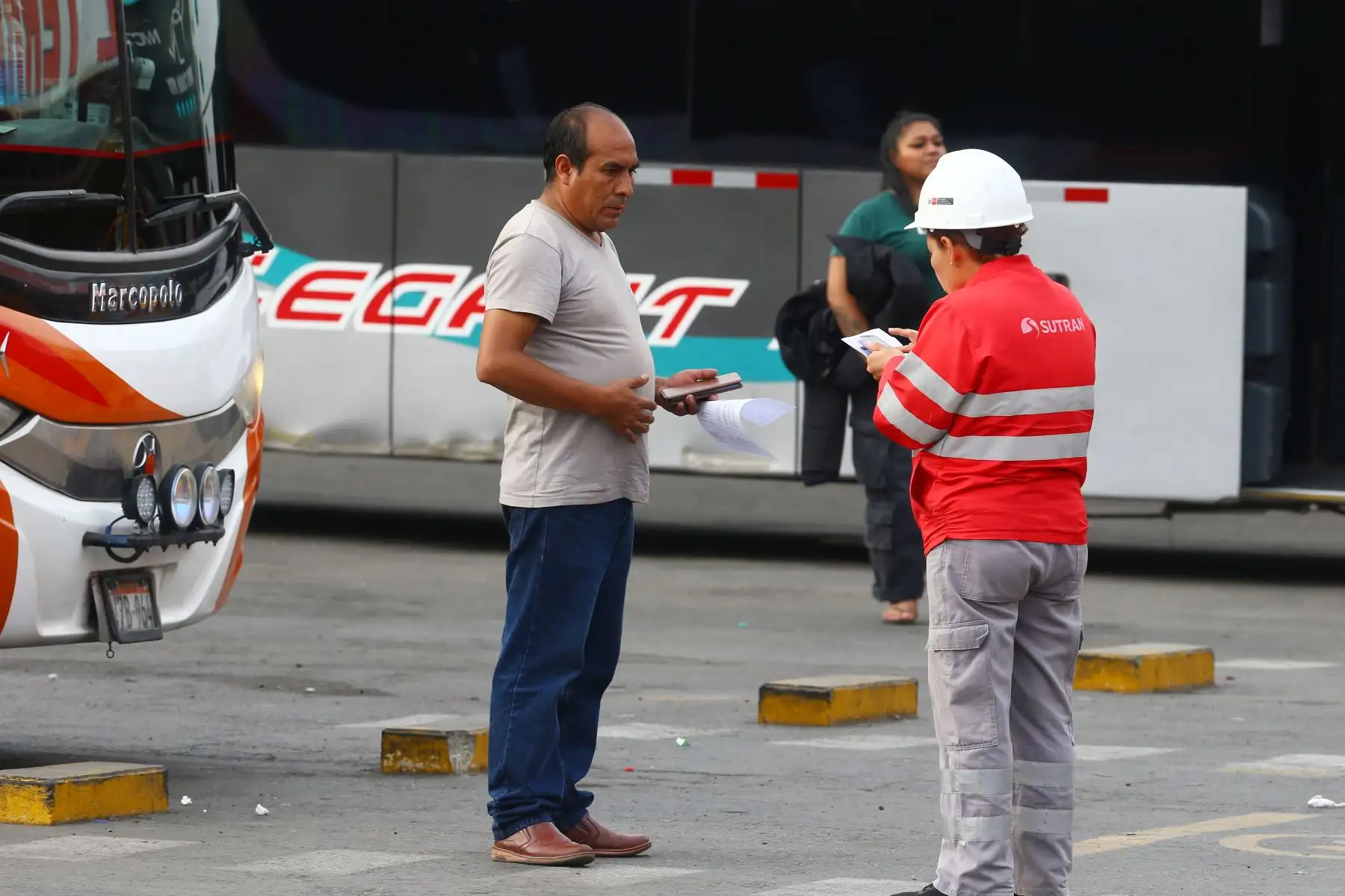 Ciudadanos se alistan a viajar para encontrarse con sus amigos y familiares en las diversas regiones del Perú. En la imagen, pasajeros  en el Terminal Terrestre Yerbateros.
Foto: ANDINA/Eddy Ramos
