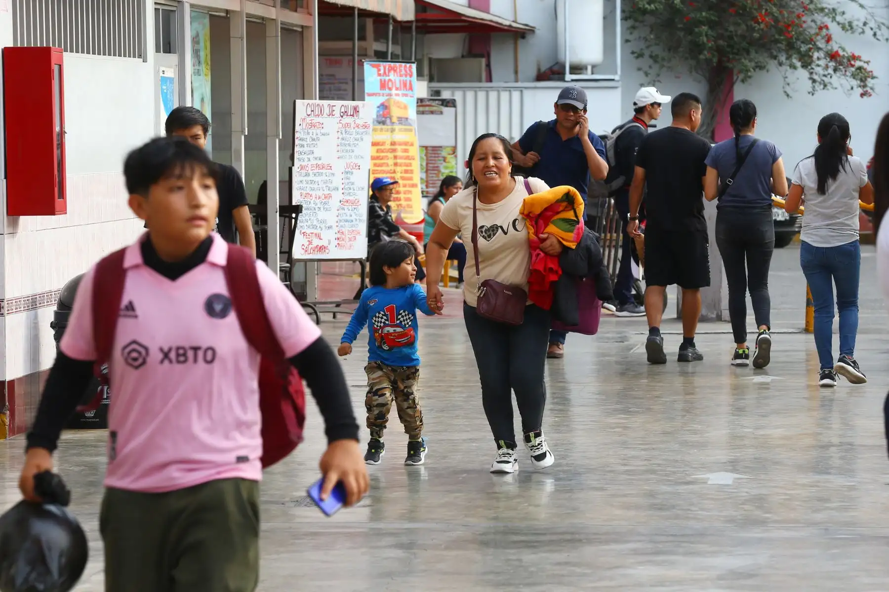 Ciudadanos se alistan a viajar para encontrarse con sus amigos y familiares en las diversas regiones del Perú. En la imagen, pasajeros  en el Terminal Terrestre Yerbateros.
Foto: ANDINA/Eddy Ramos