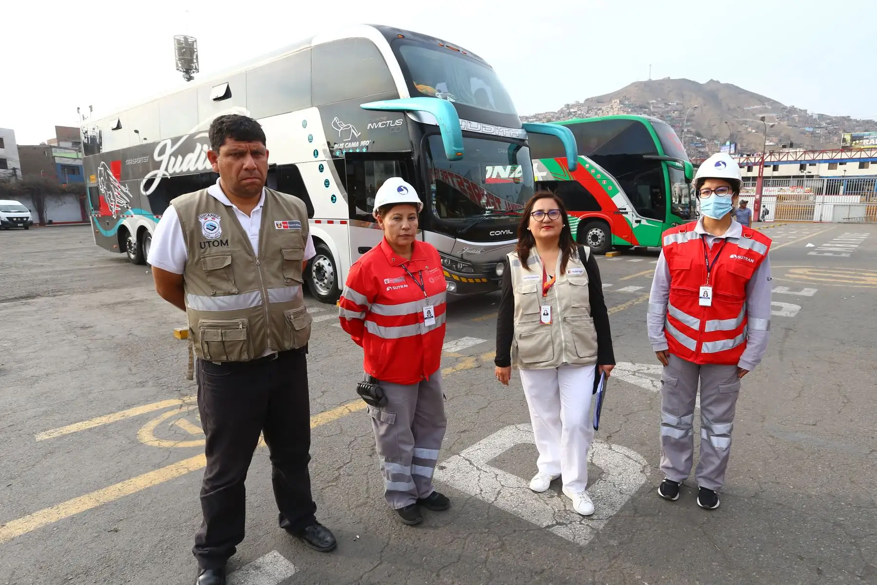 Ciudadanos se alistan a viajar para encontrarse con sus amigos y familiares en las diversas regiones del Perú. En la imagen, pasajeros  en el Terminal Terrestre Yerbateros.
Foto: ANDINA/Eddy Ramos