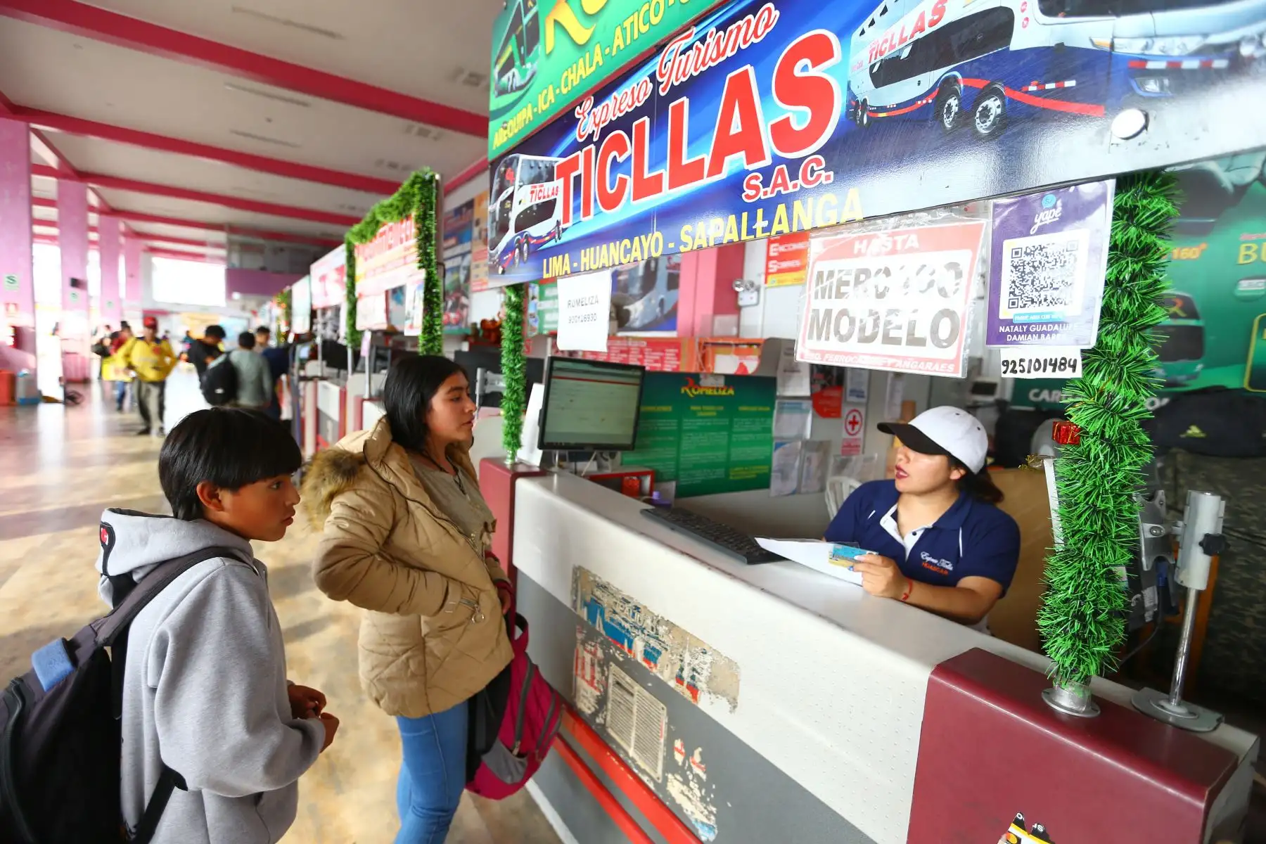 Ciudadanos se alistan a viajar para encontrarse con sus amigos y familiares en las diversas regiones del Perú. En la imagen, pasajeros  en el Terminal Terrestre Yerbateros.
Foto: ANDINA/Eddy Ramos
