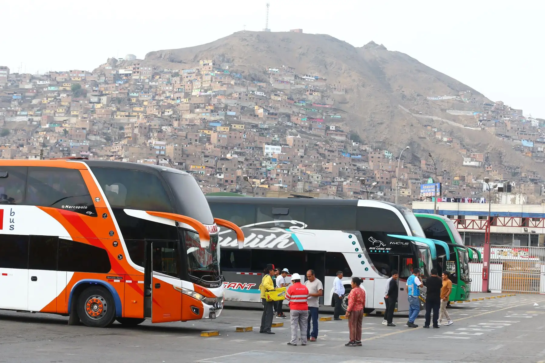 Ciudadanos se alistan a viajar para encontrarse con sus amigos y familiares en las diversas regiones del Perú. En la imagen, pasajeros  en el Terminal Terrestre Yerbateros.
Foto: ANDINA/Eddy Ramos