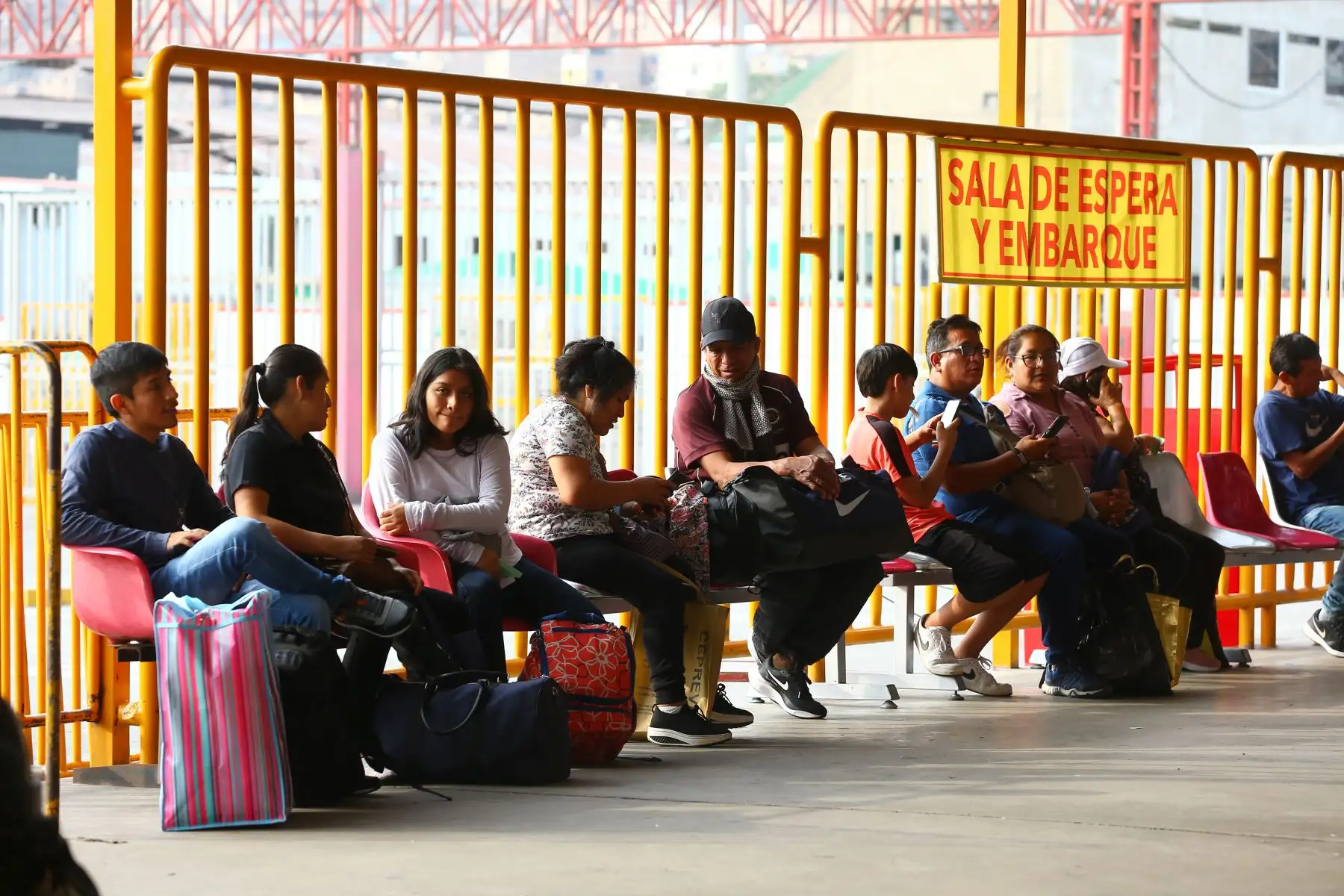 Ciudadanos se alistan a viajar para encontrarse con sus amigos y familiares en las diversas regiones del Perú. En la imagen, pasajeros  en el Terminal Terrestre Yerbateros.
Foto: ANDINA/Eddy Ramos