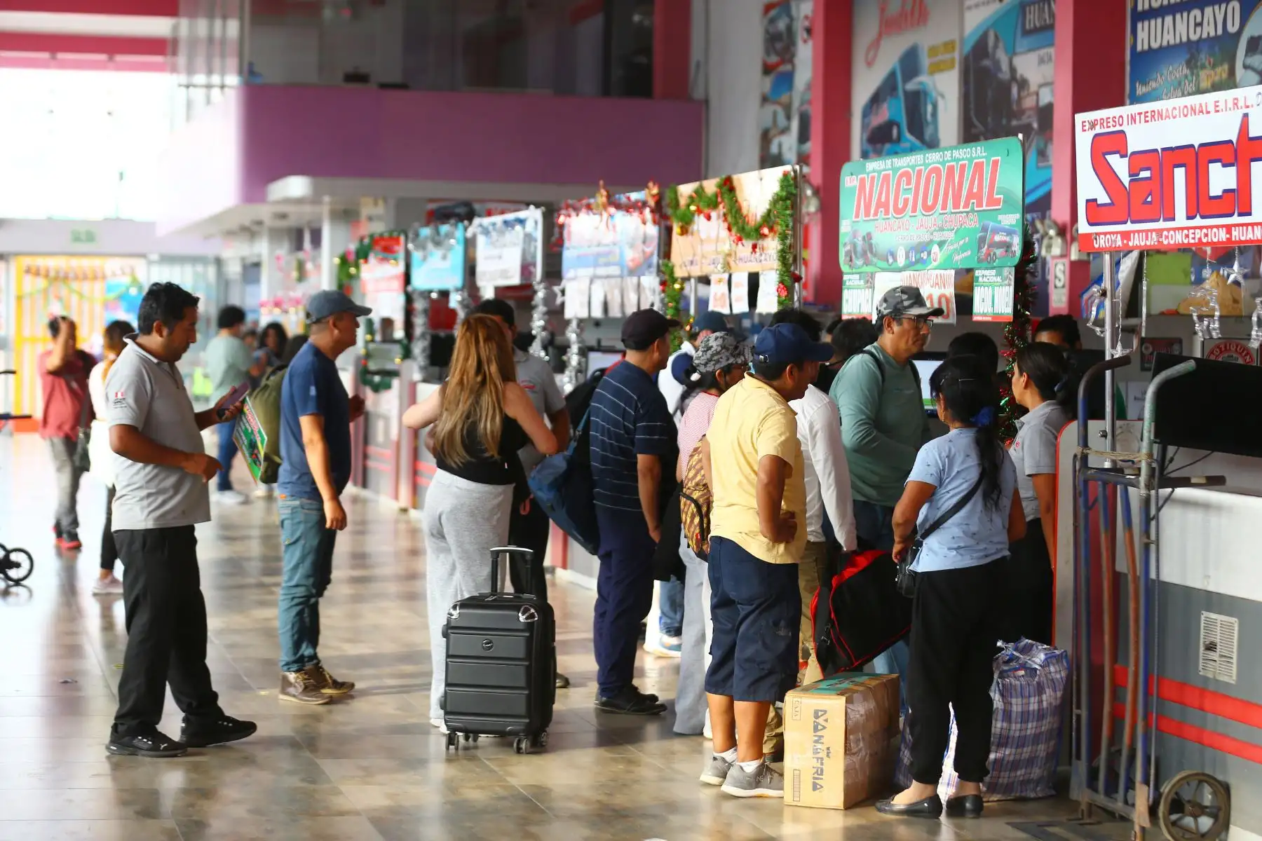 Ciudadanos se alistan a viajar para encontrarse con sus amigos y familiares en las diversas regiones del Perú. En la imagen, pasajeros  en el Terminal Terrestre Yerbateros.
Foto: ANDINA/Eddy Ramos