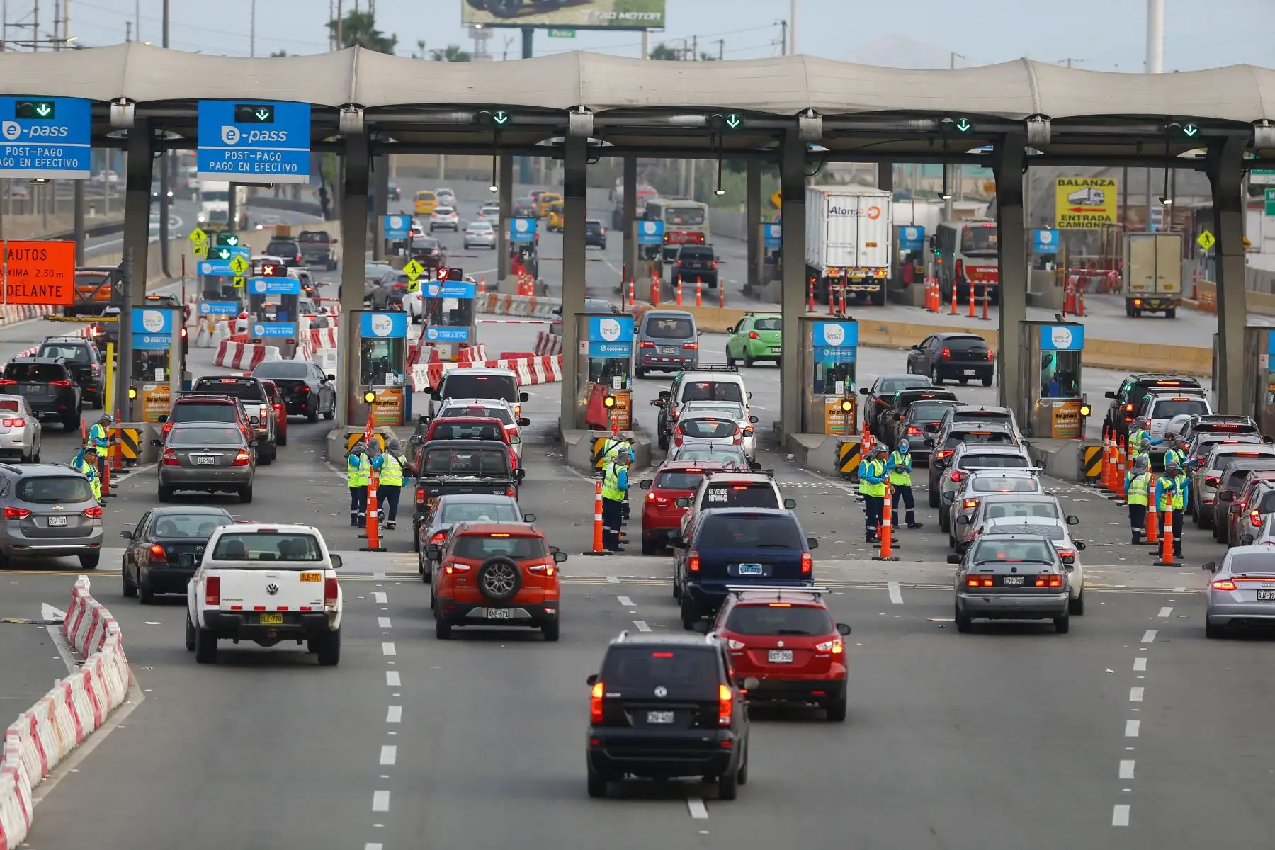 Limeños viajan a los balnearios del sur de Lima para recibir el Año Nuevo 2024.
Foto: ANDINA/Eddy Ramos