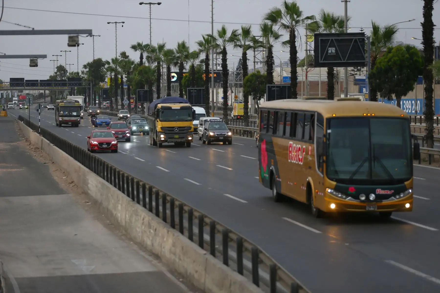 Limeños viajan a los balnearios del sur de Lima para recibir el Año Nuevo 2024.
Foto: ANDINA/Eddy Ramos