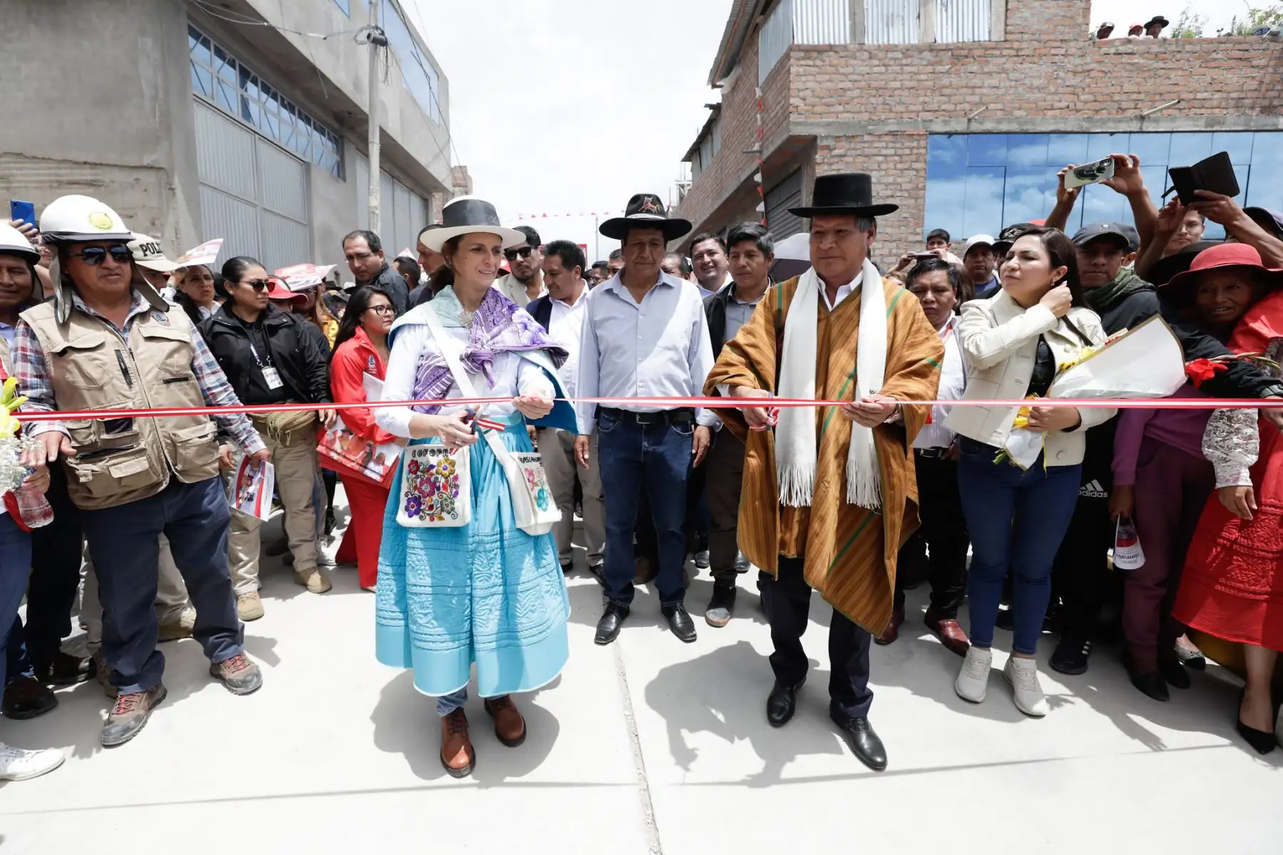 El Ministerio de Vivienda, Construcción y Saneamiento (MVCS) destinará S/ 40 millones para financiar un proyecto de agua y alcantarillado, y otro proyecto de pistas y veredas, que beneficiarán a miles de habitantes de la región Ayacucho.
Foto: MVCS