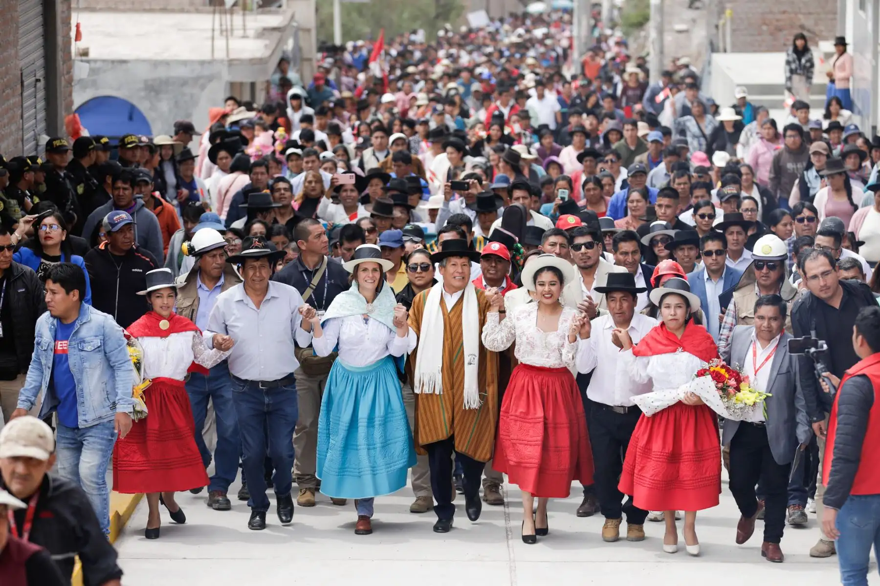 El Ministerio de Vivienda, Construcción y Saneamiento (MVCS) destinará S/ 40 millones para financiar un proyecto de agua y alcantarillado, y otro proyecto de pistas y veredas, que beneficiarán a miles de habitantes de la región Ayacucho.
Foto: MVCS