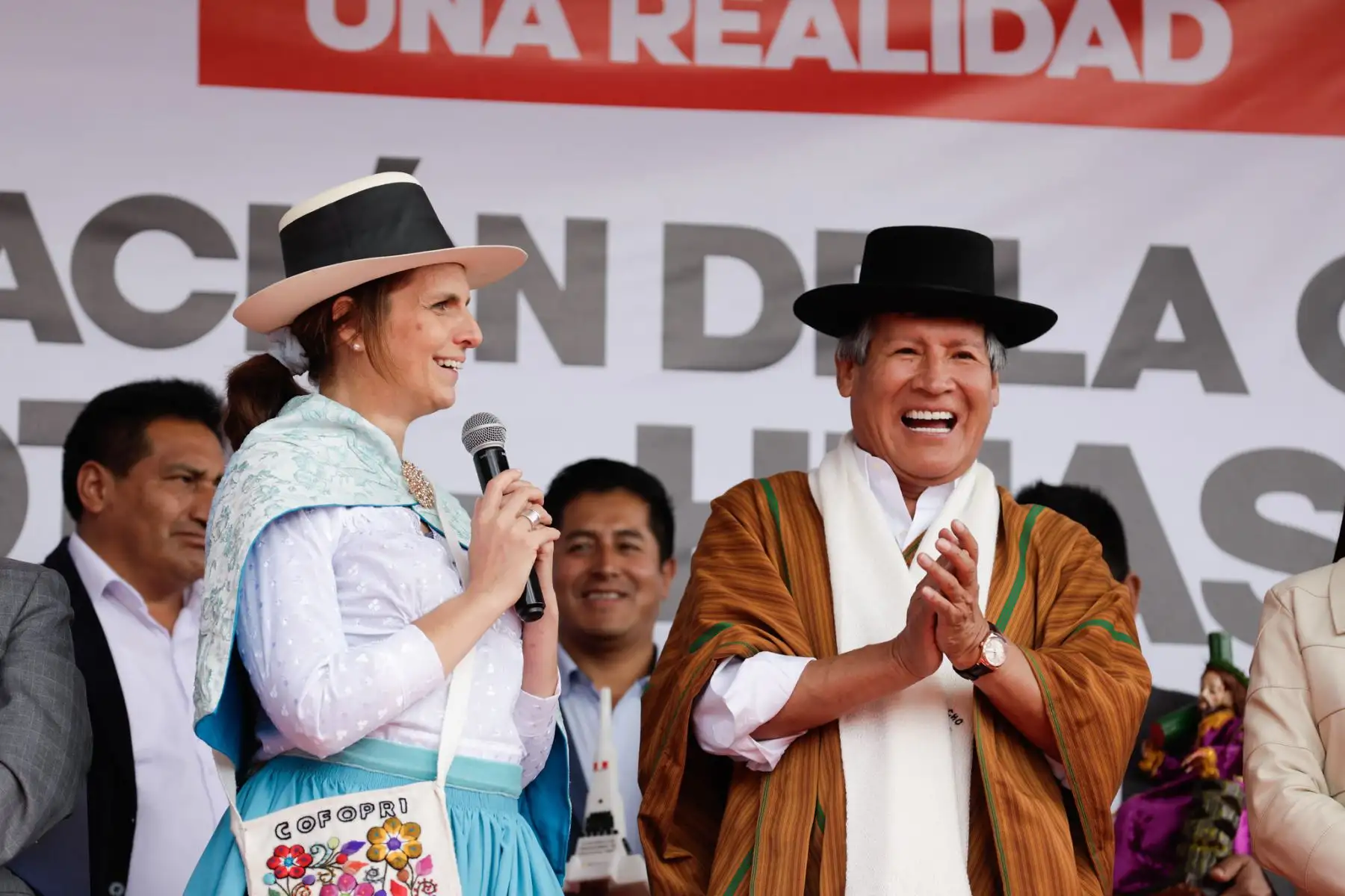 El Ministerio de Vivienda, Construcción y Saneamiento (MVCS) destinará S/ 40 millones para financiar un proyecto de agua y alcantarillado, y otro proyecto de pistas y veredas, que beneficiarán a miles de habitantes de la región Ayacucho.
Foto: MVCS