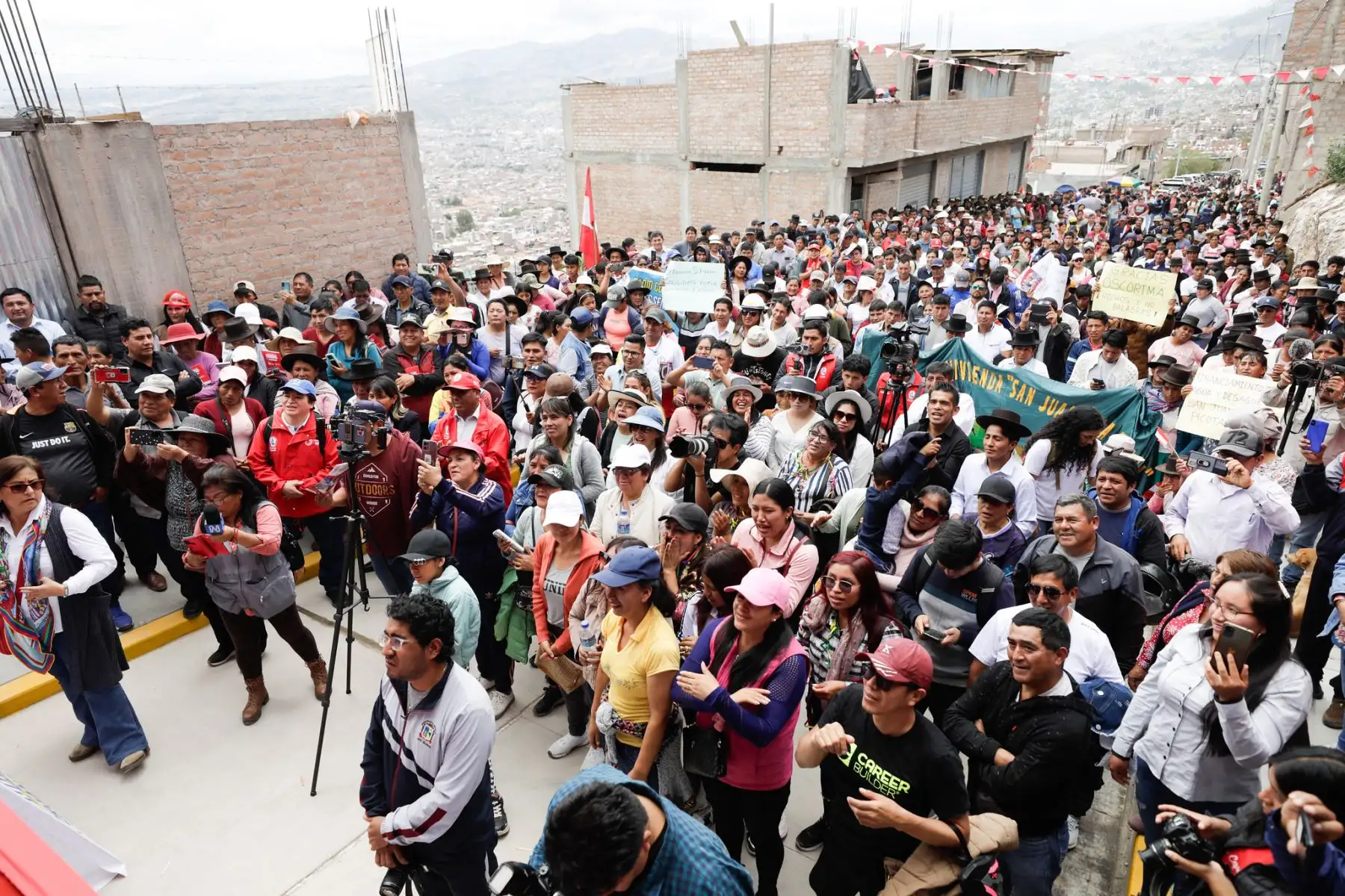 El Ministerio de Vivienda, Construcción y Saneamiento (MVCS) destinará S/ 40 millones para financiar un proyecto de agua y alcantarillado, y otro proyecto de pistas y veredas, que beneficiarán a miles de habitantes de la región Ayacucho.
Foto: MVCS