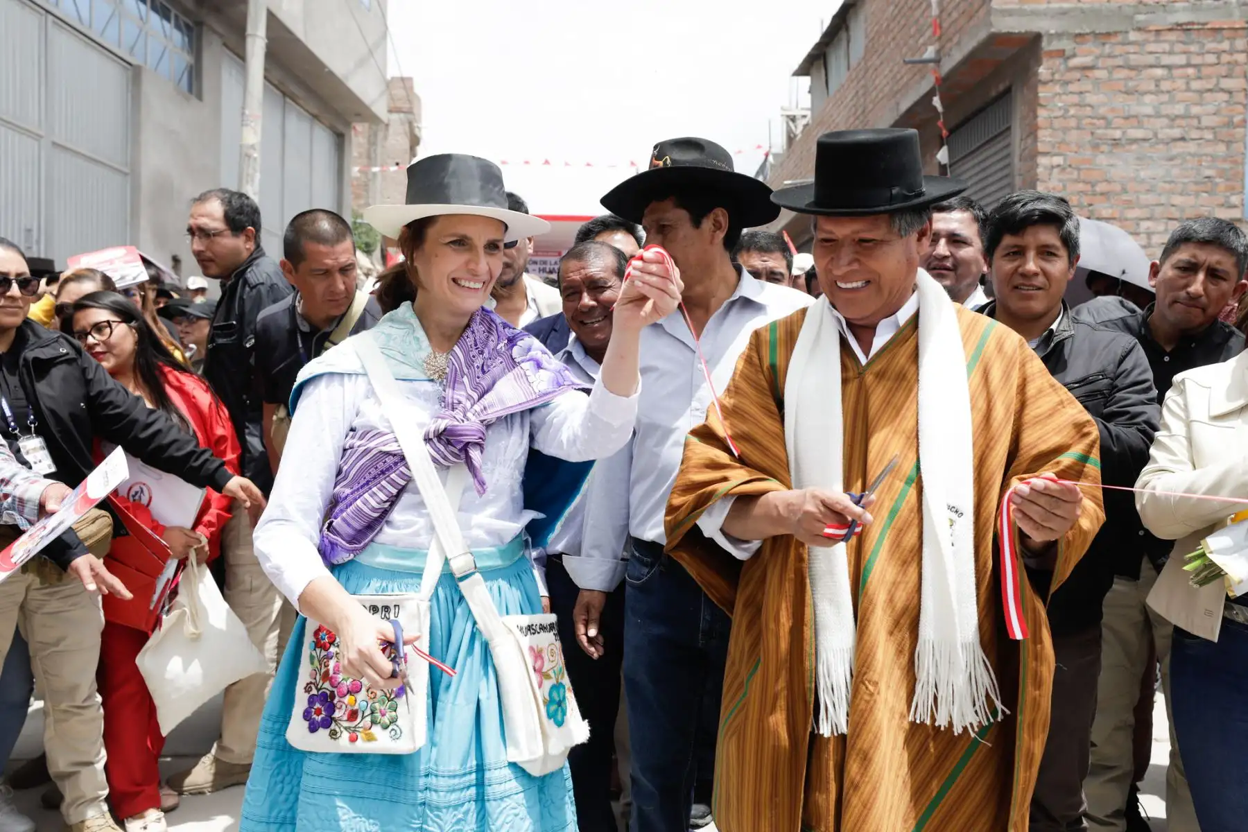 El Ministerio de Vivienda, Construcción y Saneamiento (MVCS) destinará S/ 40 millones para financiar un proyecto de agua y alcantarillado, y otro proyecto de pistas y veredas, que beneficiarán a miles de habitantes de la región Ayacucho.
Foto: MVCS
