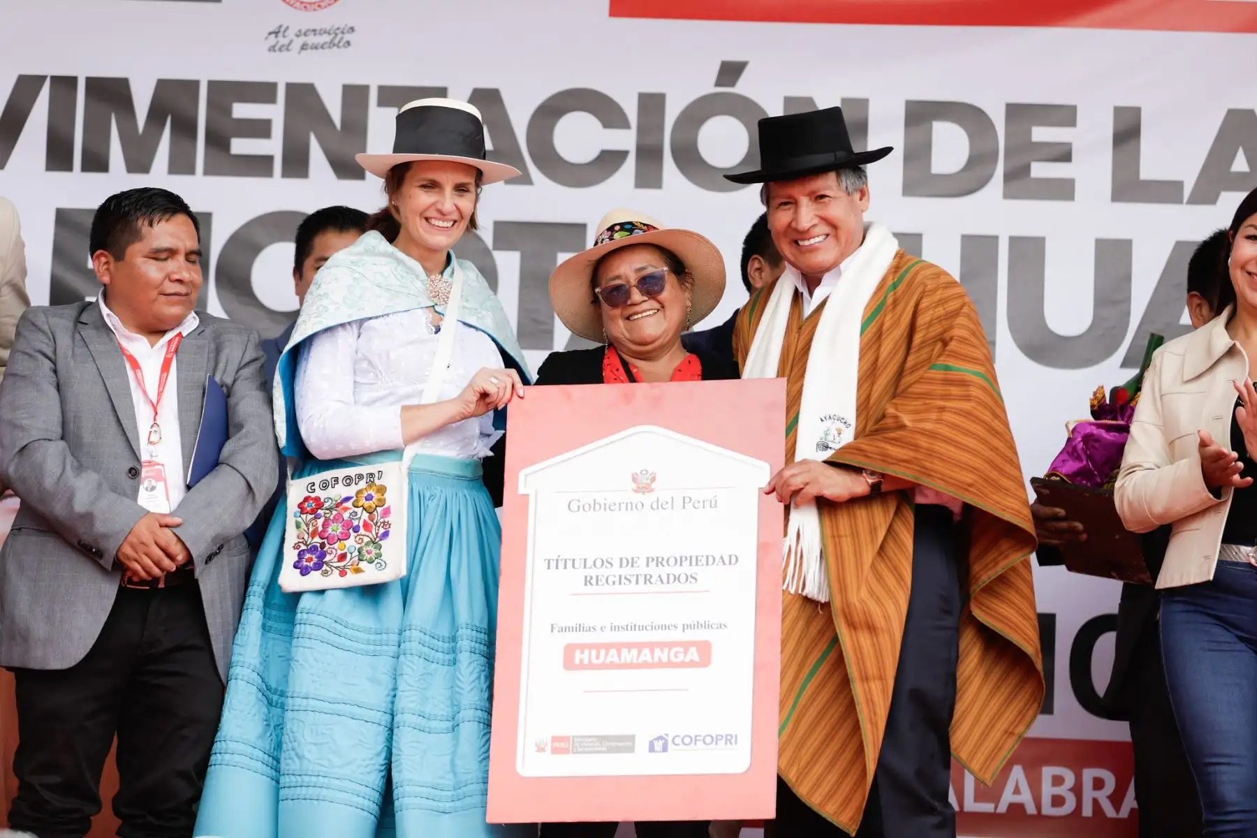 El Ministerio de Vivienda, Construcción y Saneamiento (MVCS) destinará S/ 40 millones para financiar un proyecto de agua y alcantarillado, y otro proyecto de pistas y veredas, que beneficiarán a miles de habitantes de la región Ayacucho.
Foto: MVCS