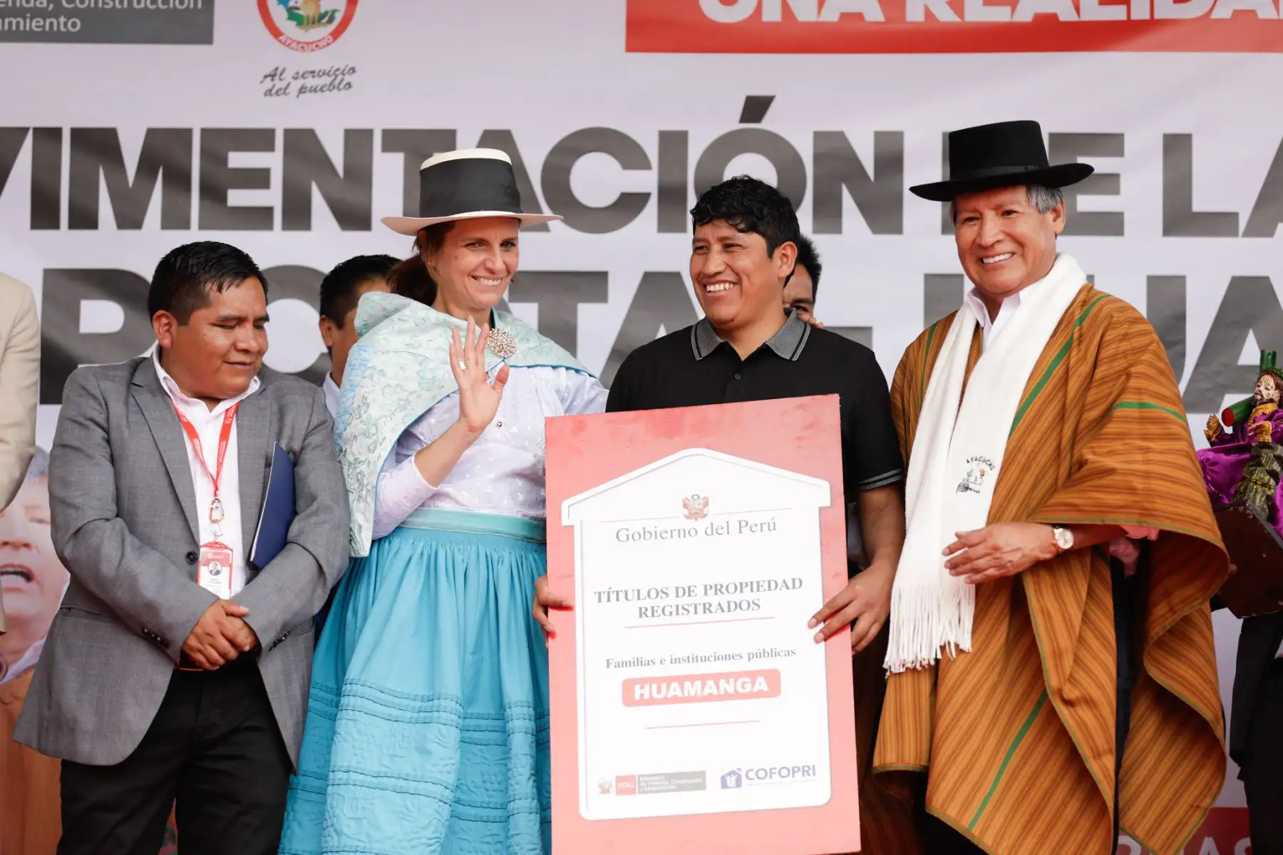 El Ministerio de Vivienda, Construcción y Saneamiento (MVCS) destinará S/ 40 millones para financiar un proyecto de agua y alcantarillado, y otro proyecto de pistas y veredas, que beneficiarán a miles de habitantes de la región Ayacucho.
Foto: MVCS