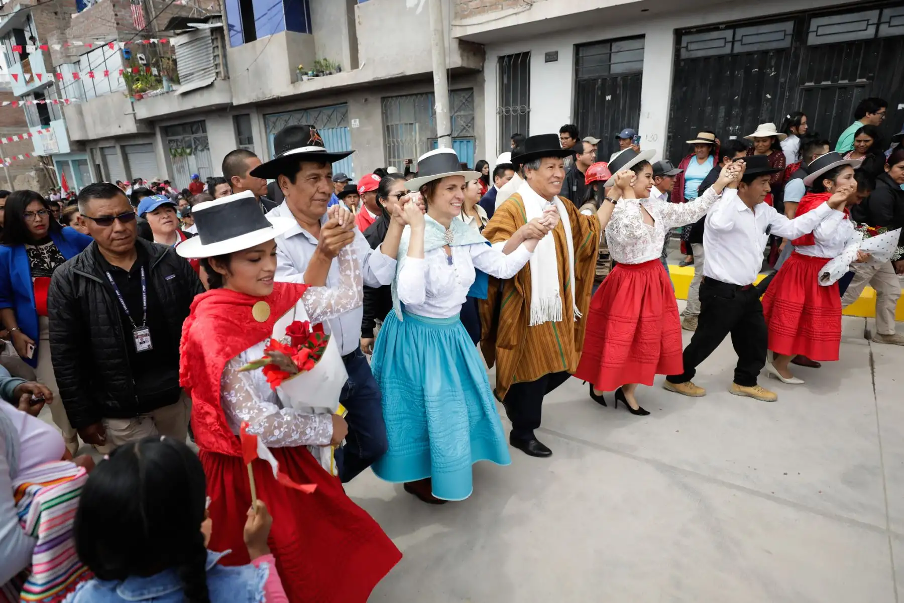 El Ministerio de Vivienda, Construcción y Saneamiento (MVCS) destinará S/ 40 millones para financiar un proyecto de agua y alcantarillado, y otro proyecto de pistas y veredas, que beneficiarán a miles de habitantes de la región Ayacucho.
Foto: MVCS