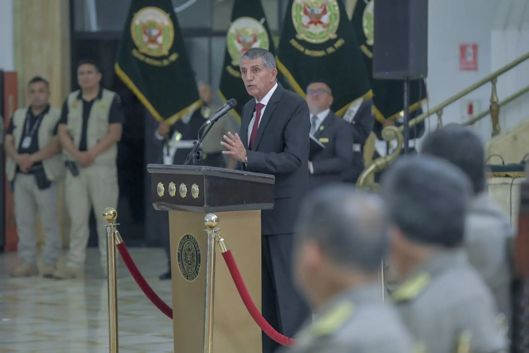 El ministro Víctor Torres participó en la ceremonia de imposición de insignias de mando a 28 oficiales de la Policía Nacional del  Perú, que lograron su ascenso, alcanzando los grados de teniente general y generales de Armas y de Servicios de la PNP.
Foto: Mininter