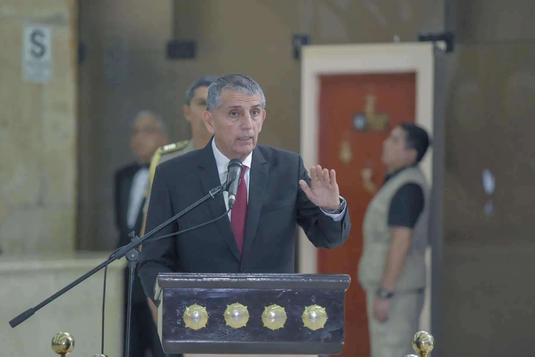 El ministro Víctor Torres participó en la ceremonia de imposición de insignias de mando a 28 oficiales de la Policía Nacional del  Perú, que lograron su ascenso, alcanzando los grados de teniente general y generales de Armas y de Servicios de la PNP.
Foto: Mininter