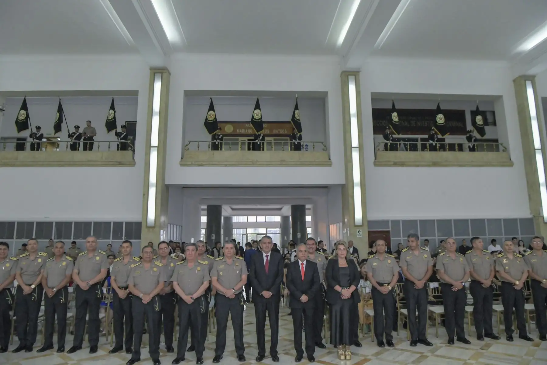 El ministro Víctor Torres participó en la ceremonia de imposición de insignias de mando a 28 oficiales de la Policía Nacional del  Perú, que lograron su ascenso, alcanzando los grados de teniente general y generales de Armas y de Servicios de la PNP.
Foto: Mininter