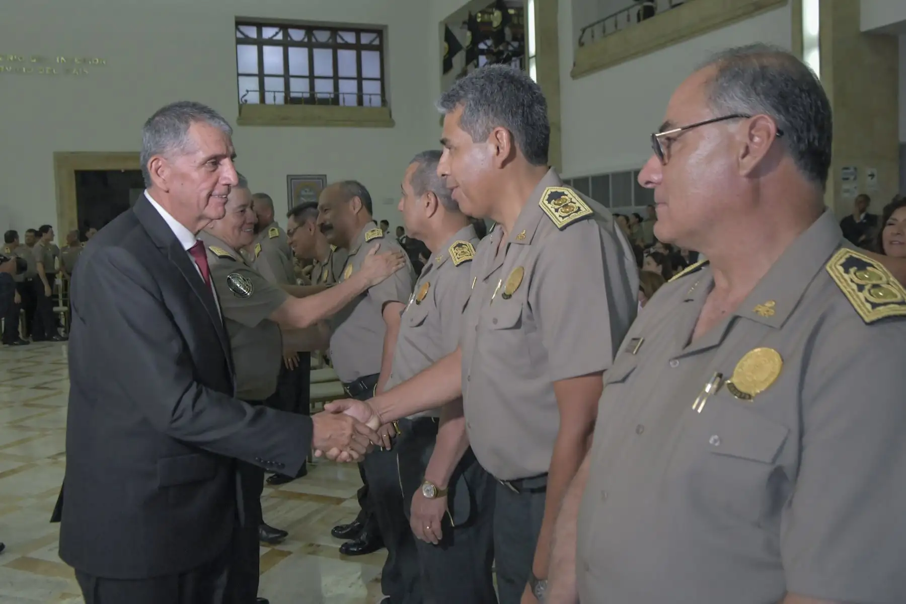 El ministro Víctor Torres participó en la ceremonia de imposición de insignias de mando a 28 oficiales de la Policía Nacional del  Perú, que lograron su ascenso, alcanzando los grados de teniente general y generales de Armas y de Servicios de la PNP.
Foto: Mininter
