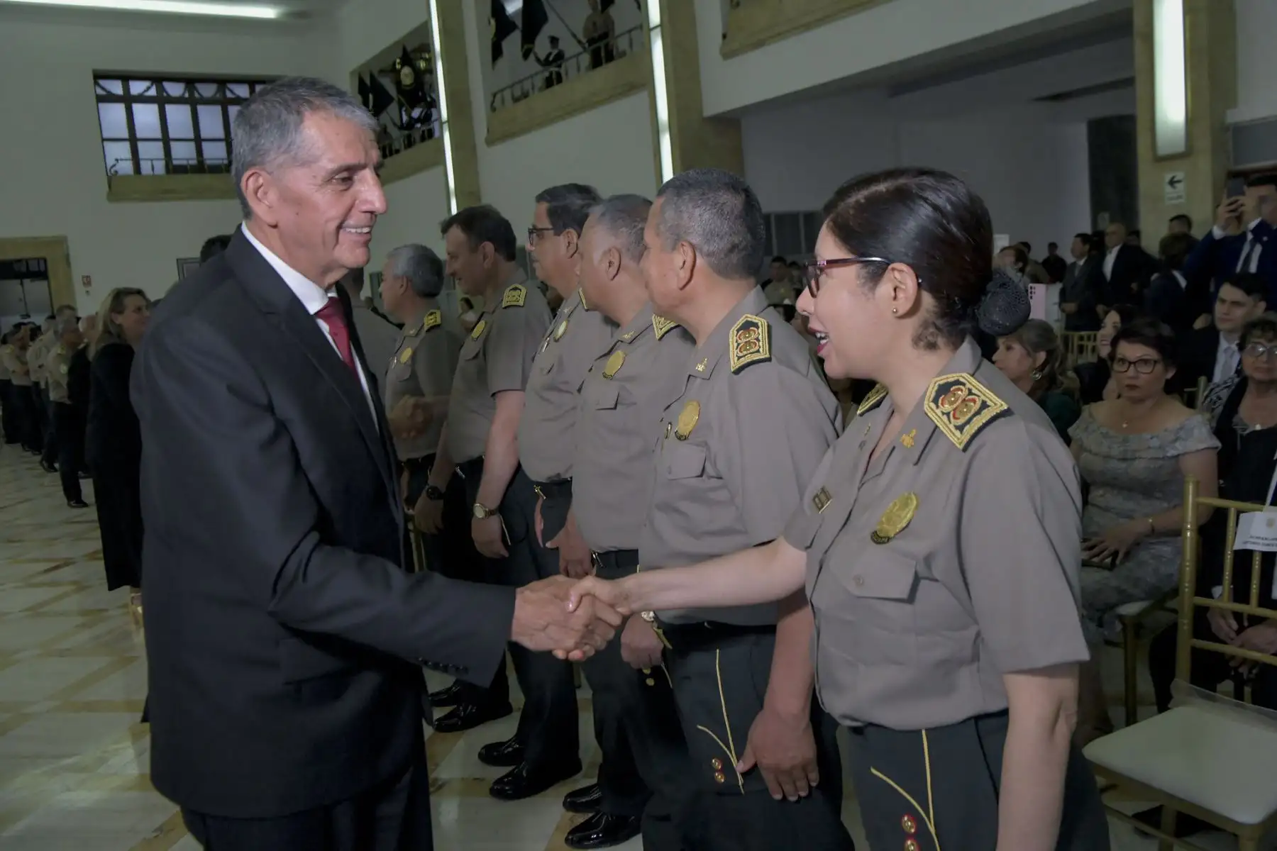 El ministro Víctor Torres participó en la ceremonia de imposición de insignias de mando a 28 oficiales de la Policía Nacional del  Perú, que lograron su ascenso, alcanzando los grados de teniente general y generales de Armas y de Servicios de la PNP.
Foto: Mininter