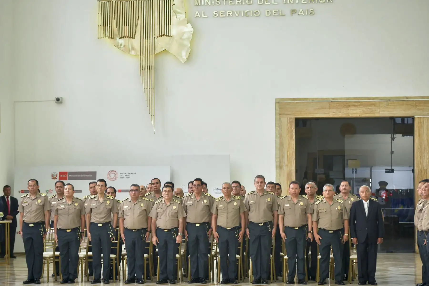 El ministro Víctor Torres participó en la ceremonia de imposición de insignias de mando a 28 oficiales de la Policía Nacional del  Perú, que lograron su ascenso, alcanzando los grados de teniente general y generales de Armas y de Servicios de la PNP.
Foto: Mininter