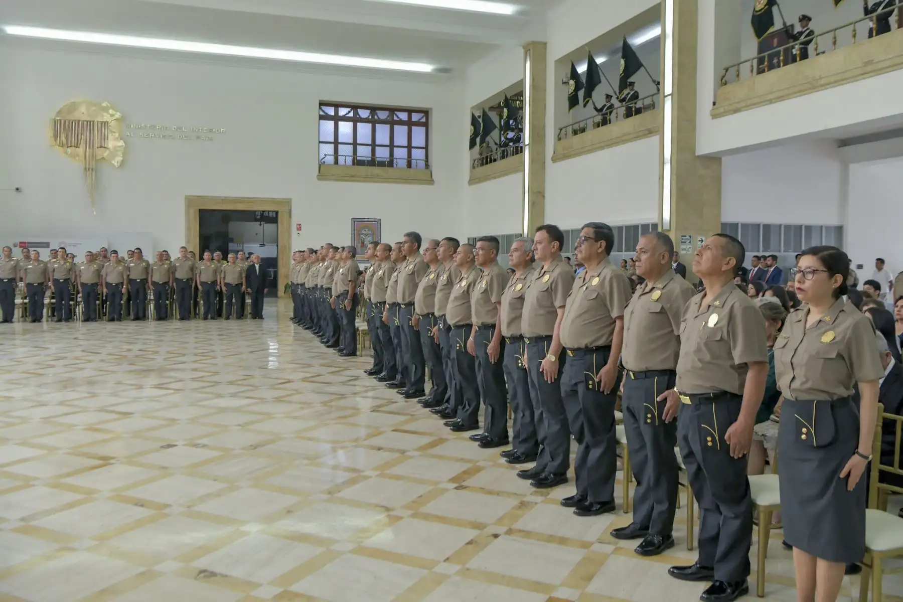 El ministro Víctor Torres participó en la ceremonia de imposición de insignias de mando a 28 oficiales de la Policía Nacional del  Perú, que lograron su ascenso, alcanzando los grados de teniente general y generales de Armas y de Servicios de la PNP.
Foto: Mininter