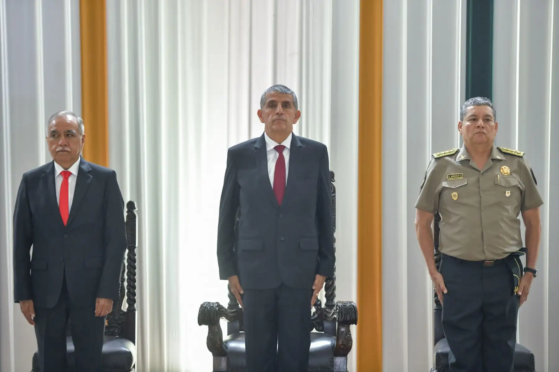 El ministro Víctor Torres participó en la ceremonia de imposición de insignias de mando a 28 oficiales de la Policía Nacional del  Perú, que lograron su ascenso, alcanzando los grados de teniente general y generales de Armas y de Servicios de la PNP.
Foto: Mininter