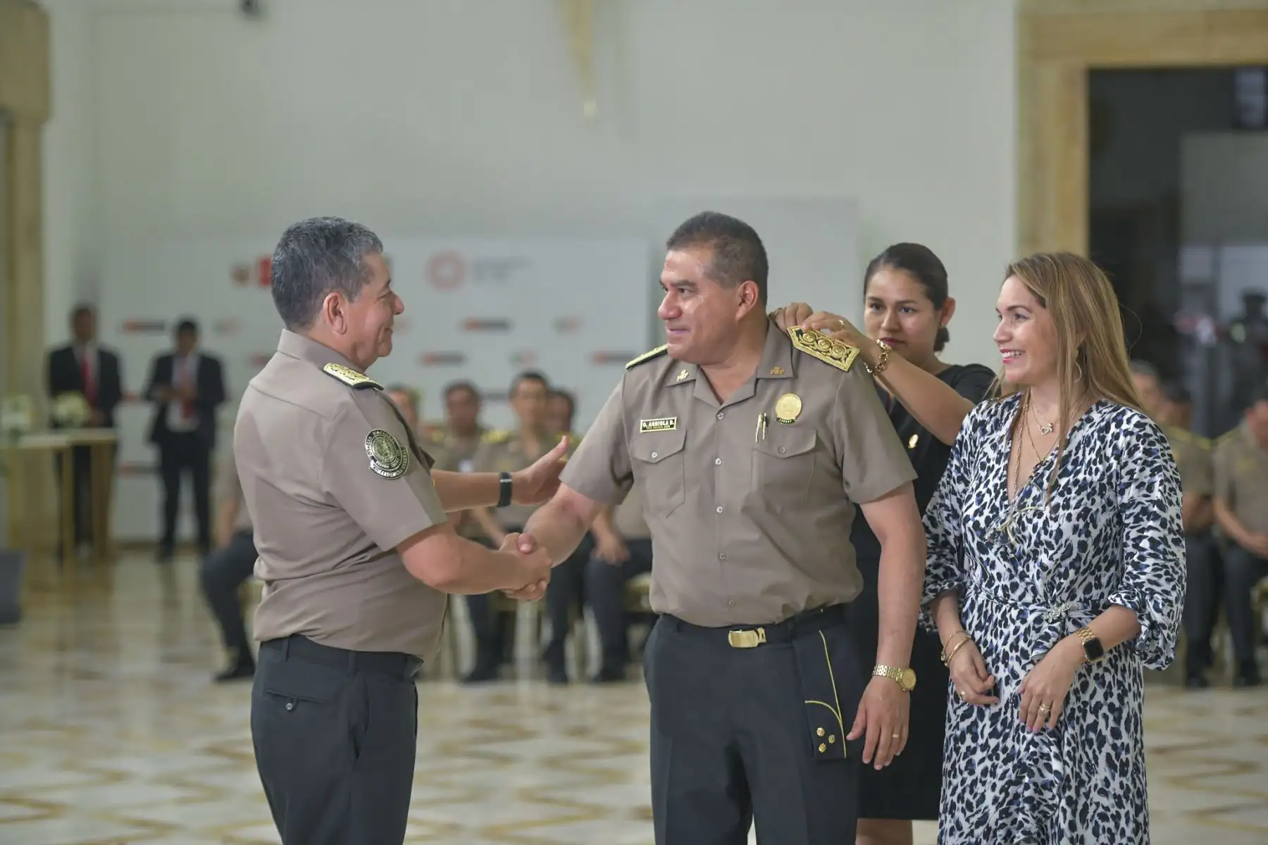 El ministro Víctor Torres participó en la ceremonia de imposición de insignias de mando a 28 oficiales de la Policía Nacional del  Perú, que lograron su ascenso, alcanzando los grados de teniente general y generales de Armas y de Servicios de la PNP.
Foto: Mininter