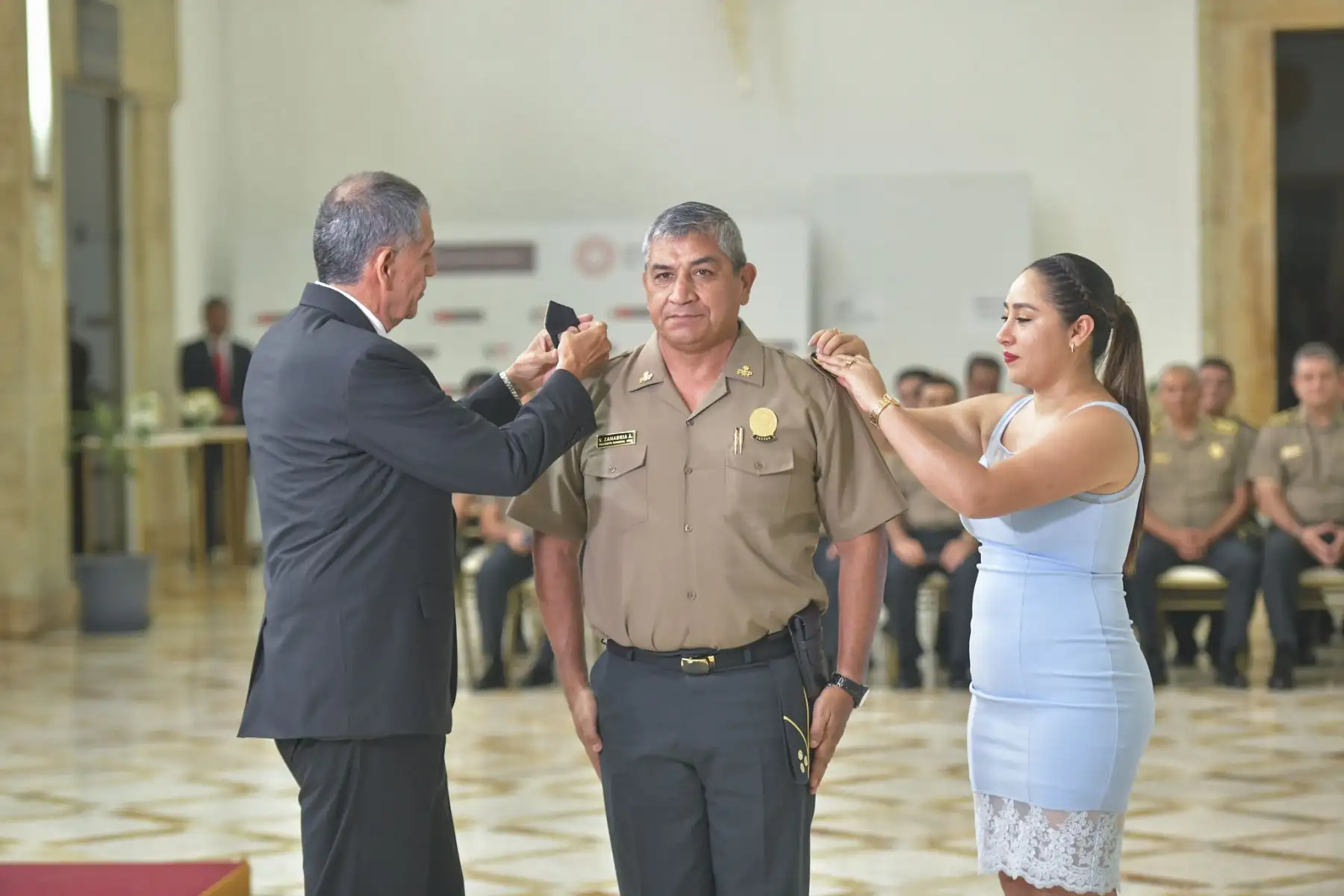 El ministro Víctor Torres participó en la ceremonia de imposición de insignias de mando a 28 oficiales de la Policía Nacional del  Perú, que lograron su ascenso, alcanzando los grados de teniente general y generales de Armas y de Servicios de la PNP.
Foto: Mininter