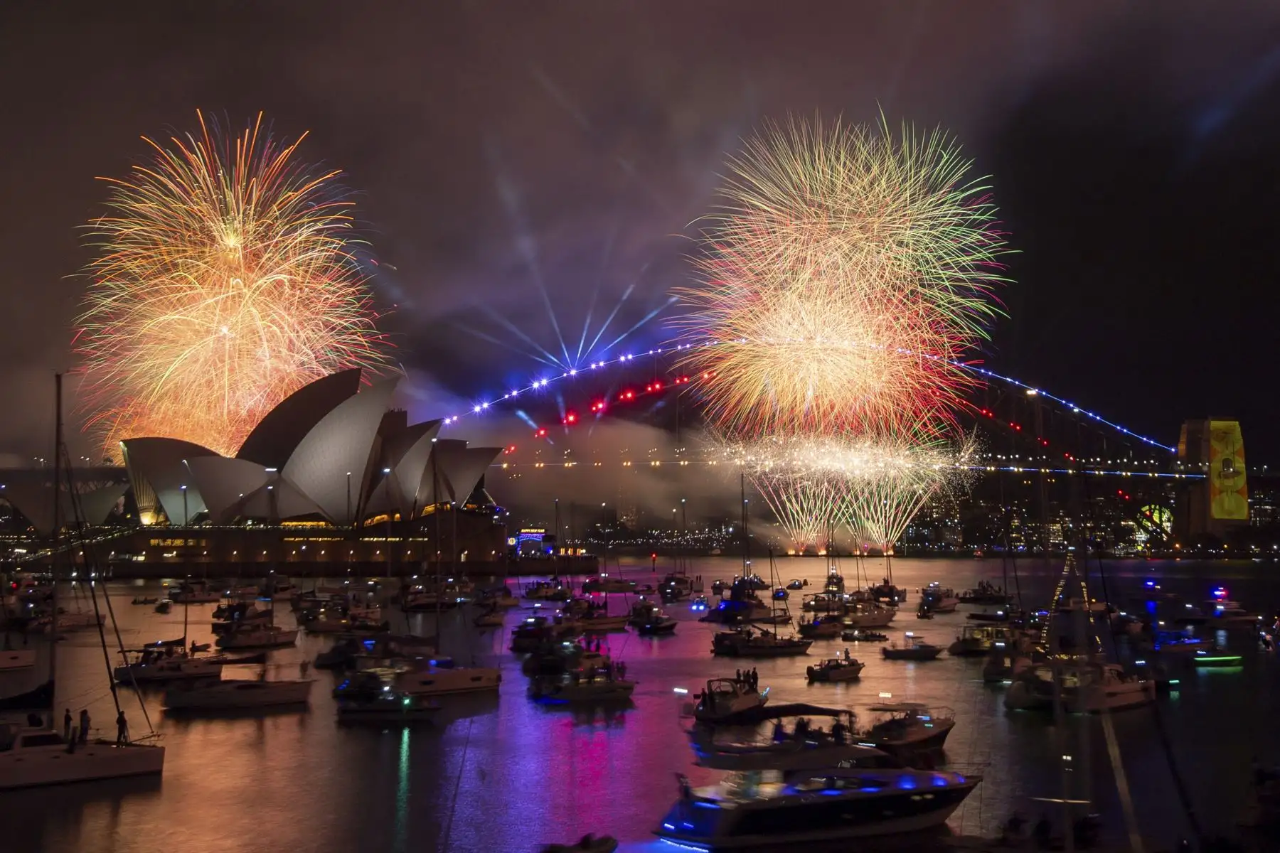 Fuegos artificiales en la ciudad de Sidney, Australia, a pocas horas de recibir el año nuevo 2024. Foto: AFP
