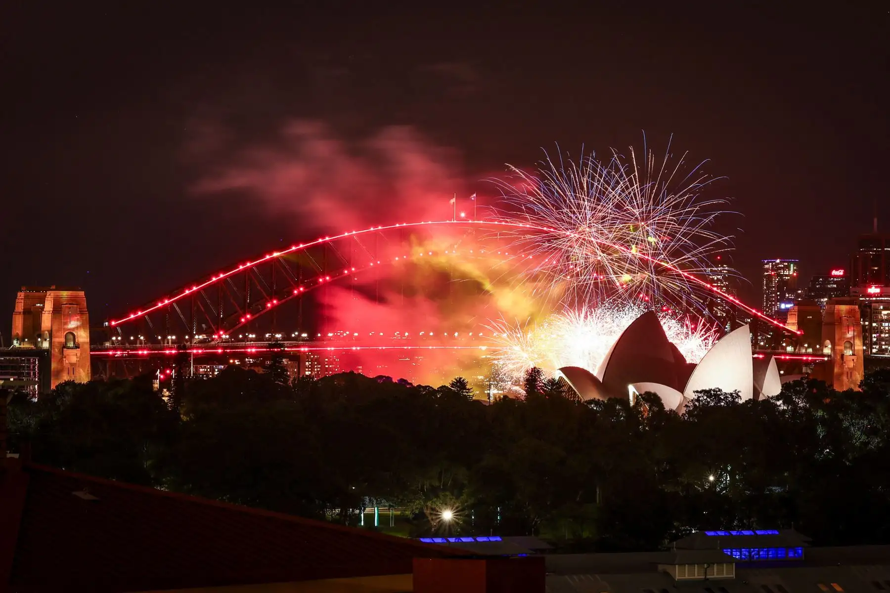 Fuegos artificiales en la ciudad de Sidney, Australia, a pocas horas de recibir el año nuevo 2024. Foto: AFP