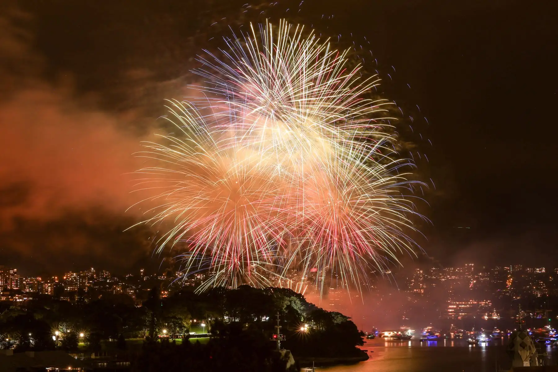 Fuegos artificiales en la ciudad de Sidney, Australia, a pocas horas de recibir el año nuevo 2024. Foto: AFP