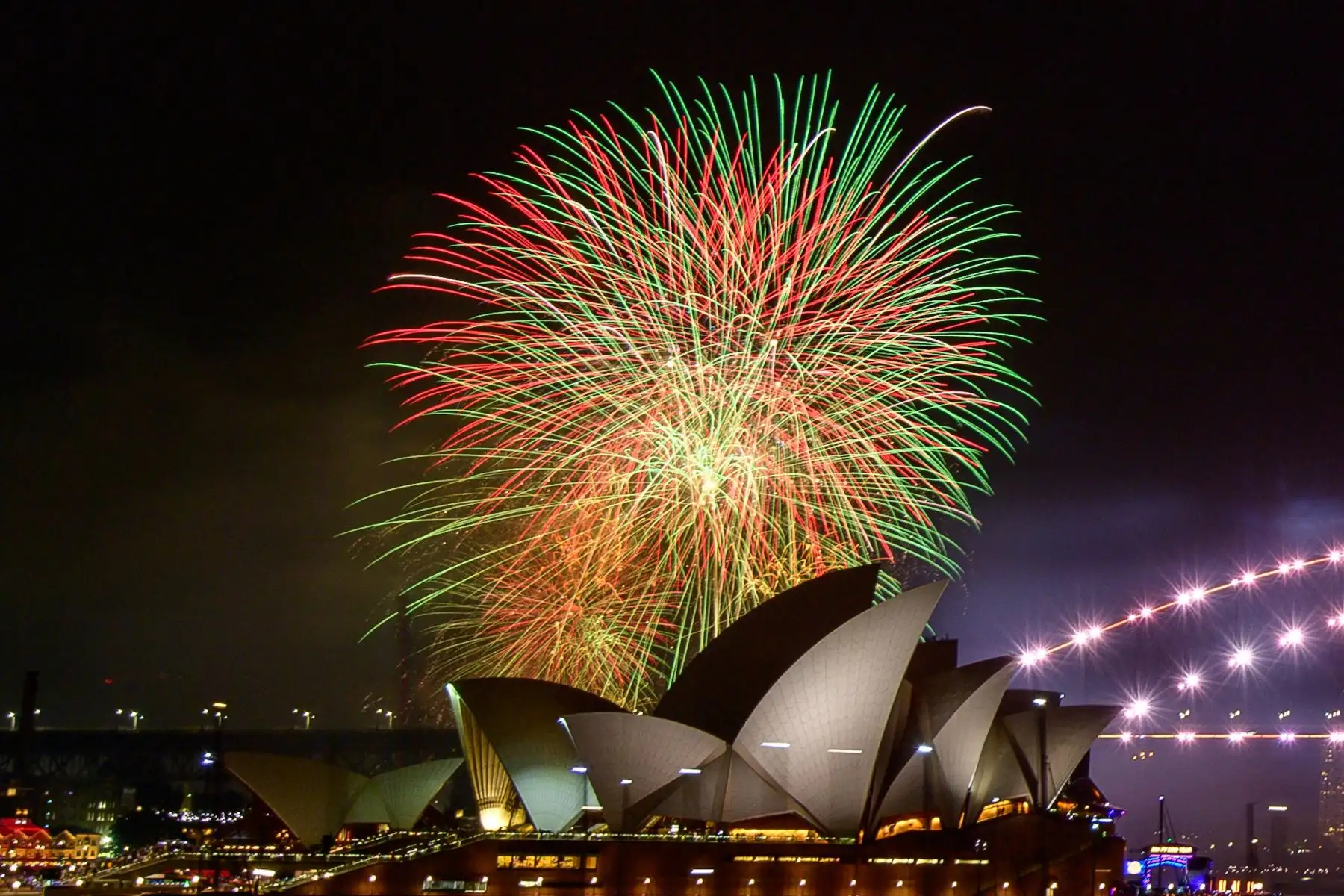 Fuegos artificiales sobre la famosa Ópera de Sidney, en Australia, a pocas horas de recibir el año nuevo 2024. Foto: AFP