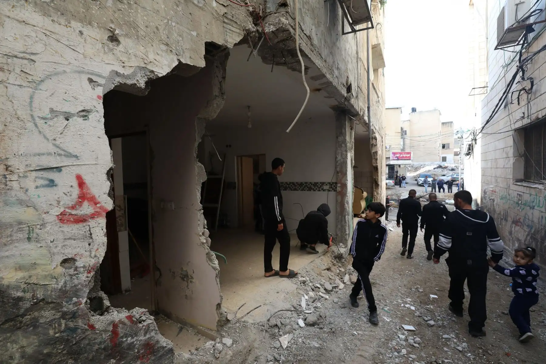 Palestinos inspeccionan los daños tras una incursión del ejército israelí en el campo de refugiados de Nur Shams, cerca de la ciudad cisjordana de Tulkarem. Foto: EFE