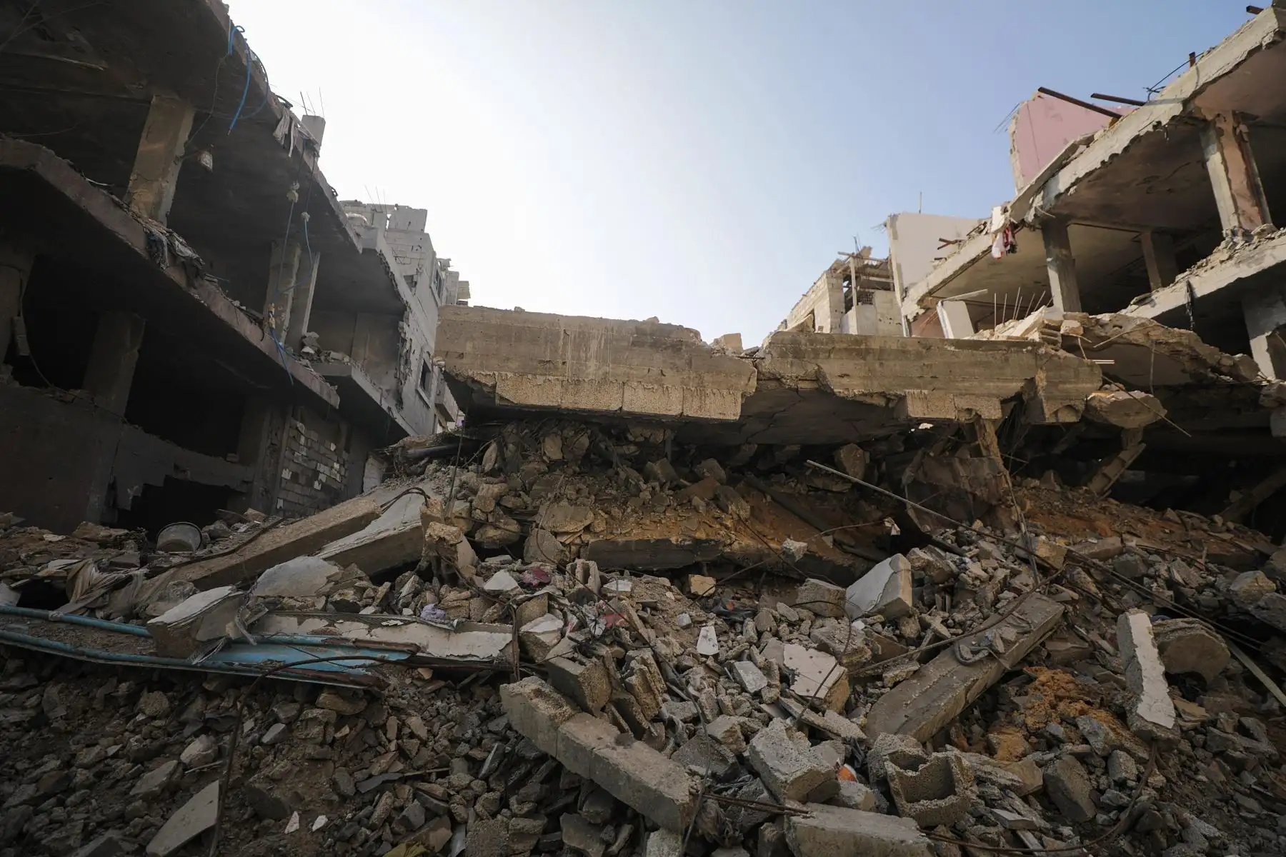 Edificios y casas destruidas tras un ataque aéreo israelí contra el campo de refugiados de Al Nusairat, en el sur de la Franja de Gaza. Foto: EFE
