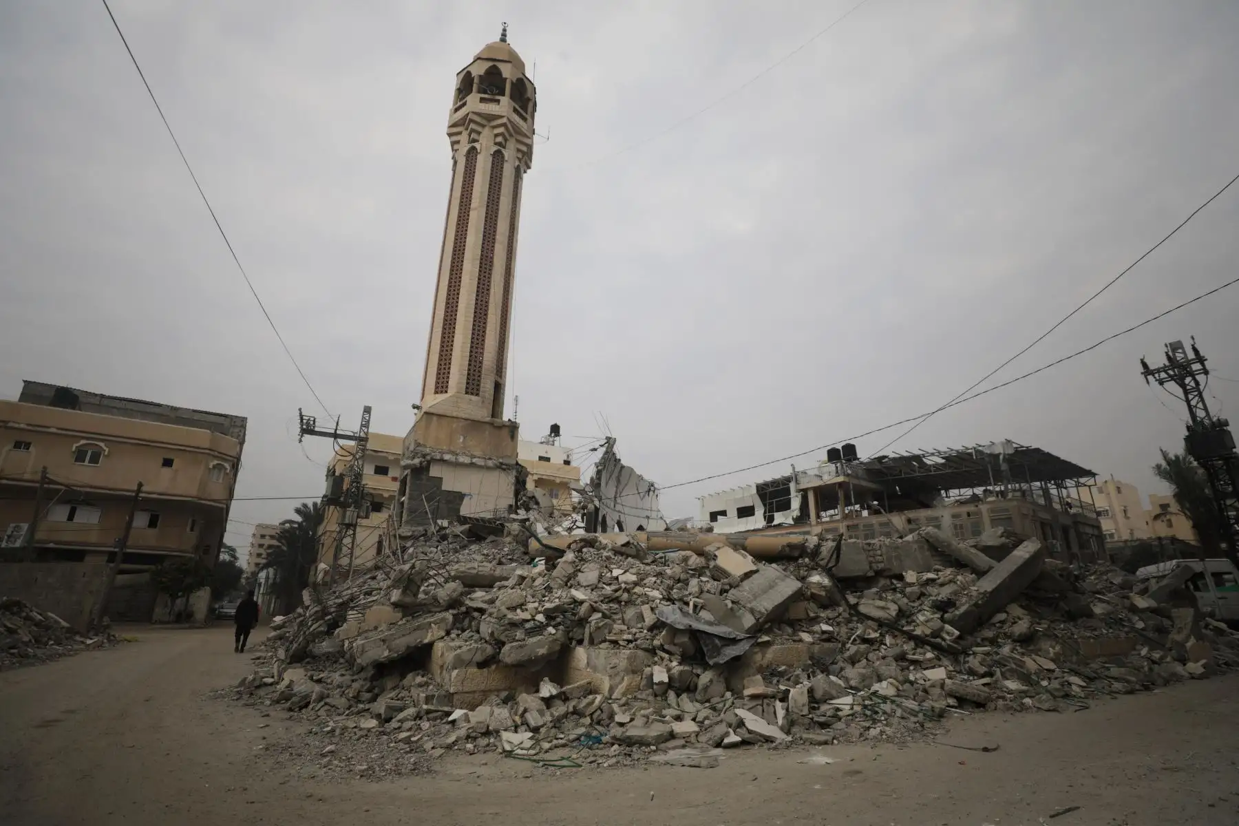Edificios y casas destruidas tras un ataque aéreo israelí contra el campo de refugiados de Al Nusairat, en el sur de la Franja de Gaza. Foto: EFE