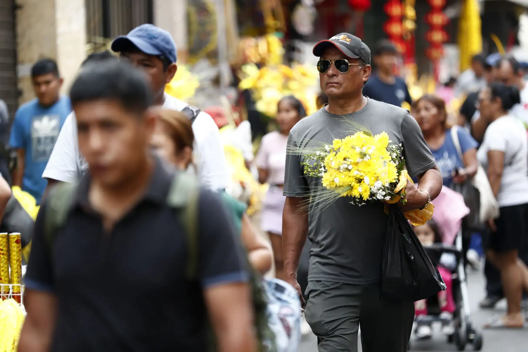 Cientos de personas llegan hasta Mesa Redonda en el Cercado de Lima para realizar las últimas compras con miras a las celebraciones por la llegada del año nuevo 2024. Foto: ANDINA/Daniel Bracamonte