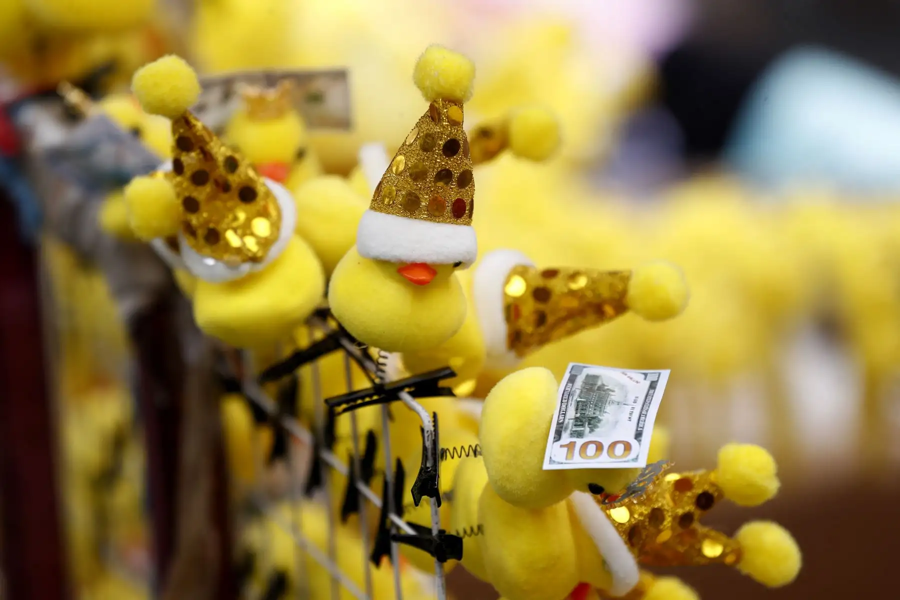 Una gran variedad de productos, muchos de ellos pintorescos y originales, se ofertan en el emporio de Mesa Redonda a pocas horas de las celebraciones por la llegada del año nuevo 2024. Foto: ANDINA/Daniel Bracamonte
