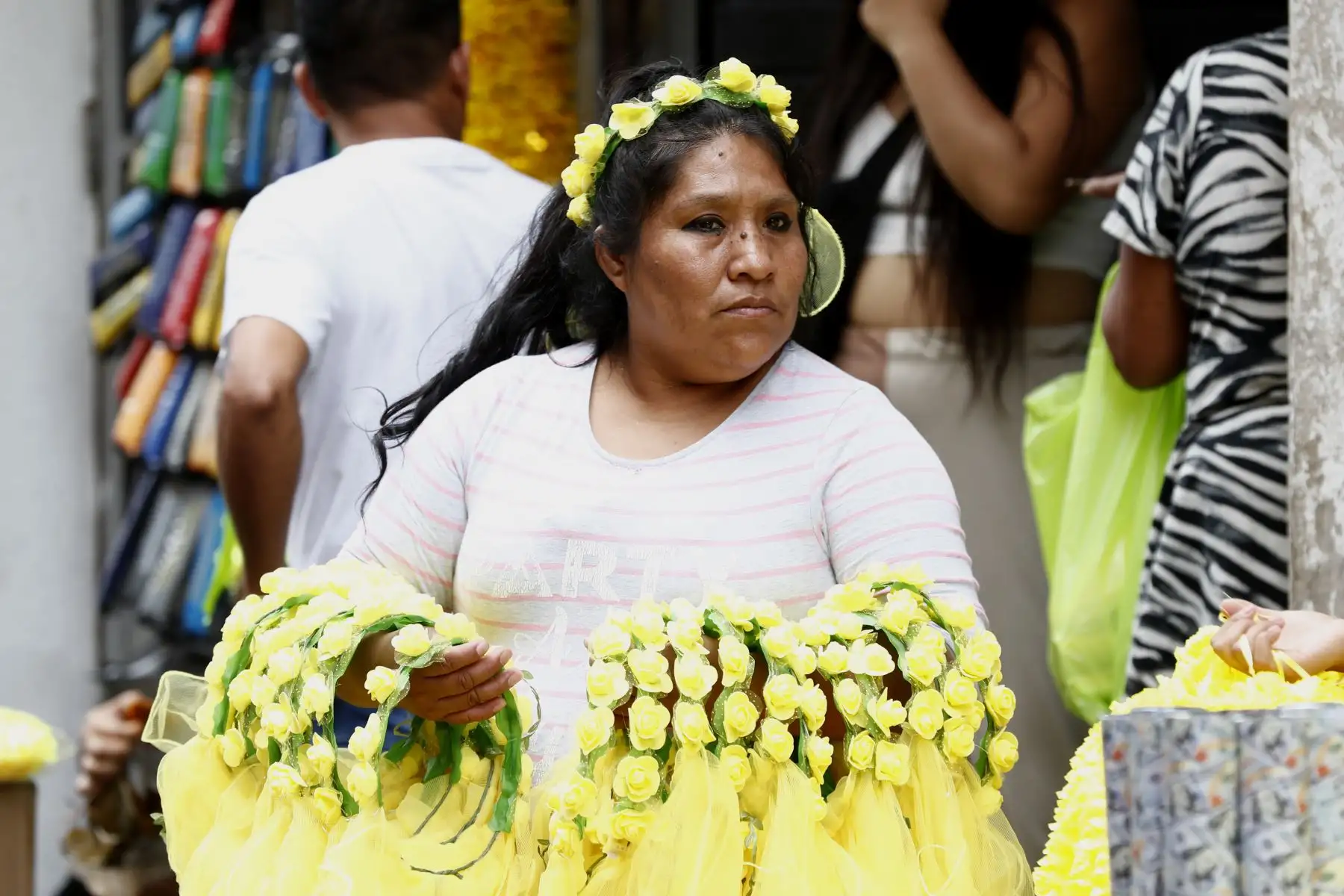 Comerciantes de Mesa Redonda aprovechan el último día del 2023 para vender toda clase de productos para las celebraciones por la llegada del año nuevo 2024. Foto: ANDINA/Daniel Bracamonte