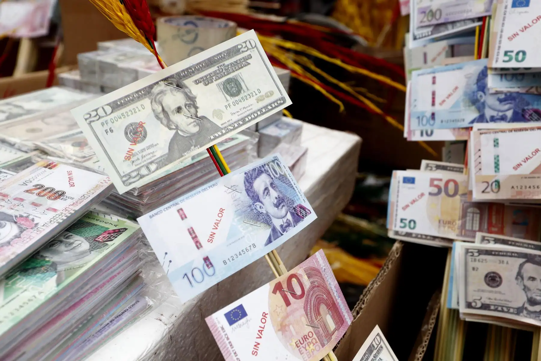 Una gran variedad de productos, muchos de ellos pintorescos y originales, se ofertan en el emporio de Mesa Redonda a pocas horas de las celebraciones por la llegada del año nuevo 2024. Foto: ANDINA/Daniel Bracamonte