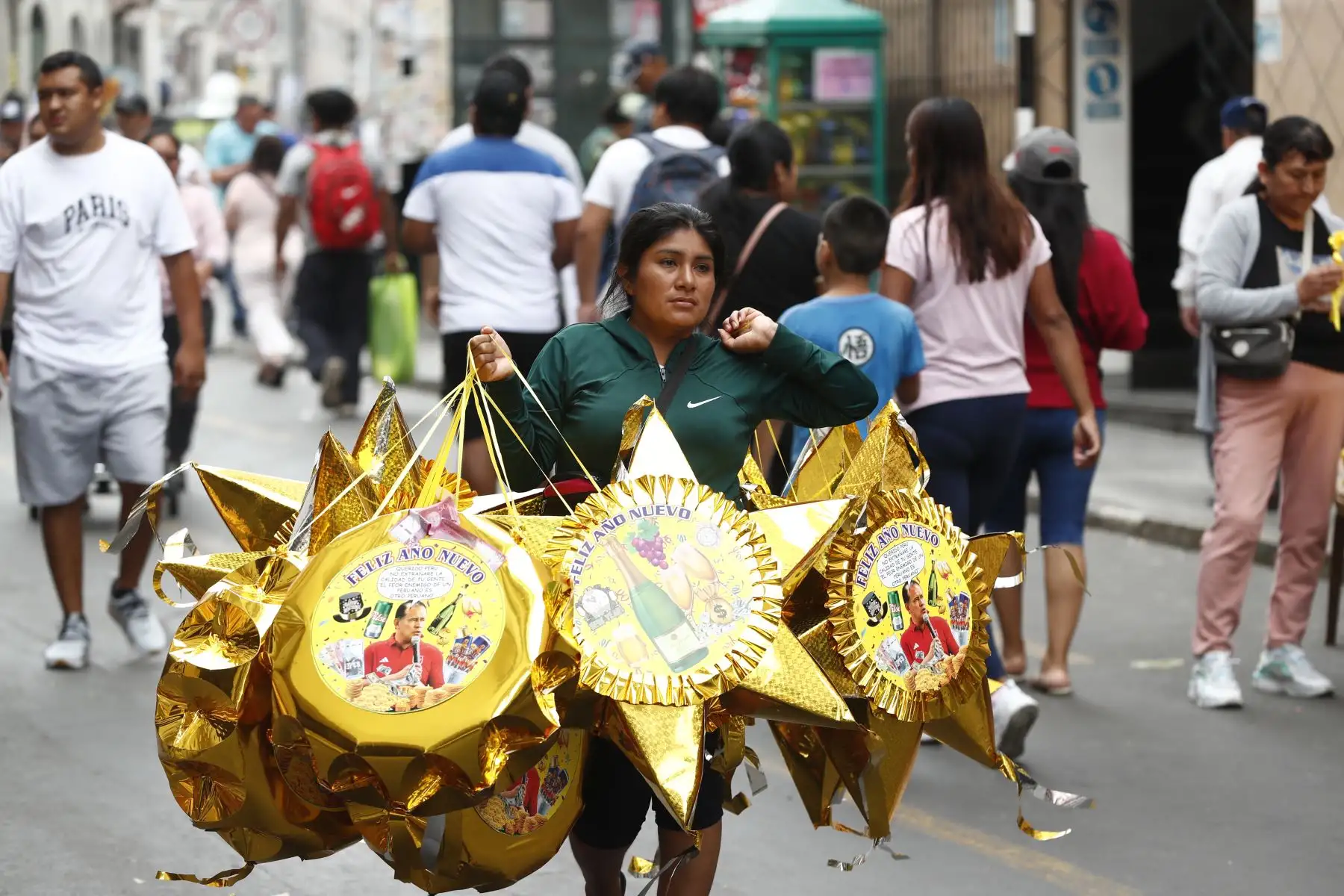 Comerciantes de Mesa Redonda aprovechan el último día del 2023 para vender toda clase de productos para las celebraciones por la llegada del año nuevo 2024. Foto: ANDINA/Daniel Bracamonte
