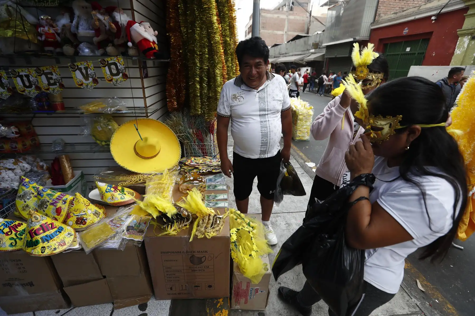 Cientos de personas llegan hasta Mesa Redonda en el Cercado de Lima para realizar las últimas compras con miras a las celebraciones por la llegada del año nuevo 2024. Foto: ANDINA/Daniel Bracamonte
