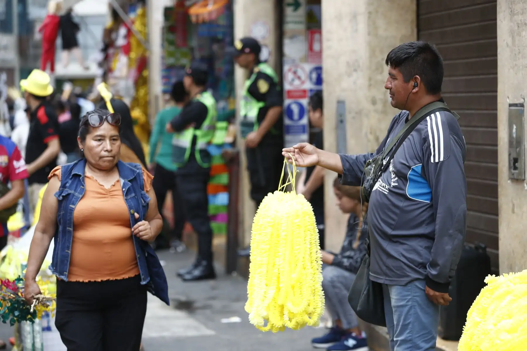 Cientos de personas llegan hasta Mesa Redonda en el Cercado de Lima para realizar las últimas compras con miras a las celebraciones por la llegada del año nuevo 2024. Foto: ANDINA/Daniel Bracamonte