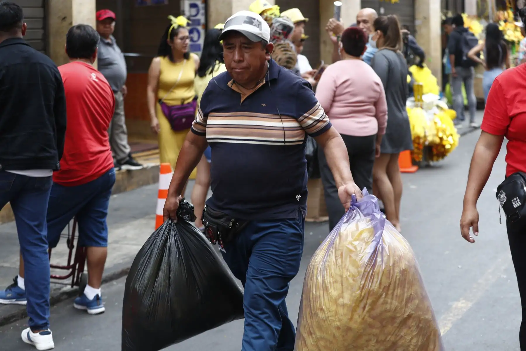 Cientos de personas llegan hasta Mesa Redonda en el Cercado de Lima para realizar las últimas compras con miras a las celebraciones por la llegada del año nuevo 2024. Foto: ANDINA/Daniel Bracamonte