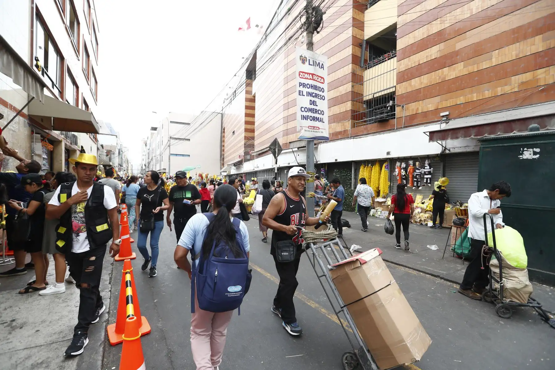 Cientos de personas llegan hasta Mesa Redonda en el Cercado de Lima para realizar las últimas compras con miras a las celebraciones por la llegada del año nuevo 2024. Foto: ANDINA/Daniel Bracamonte