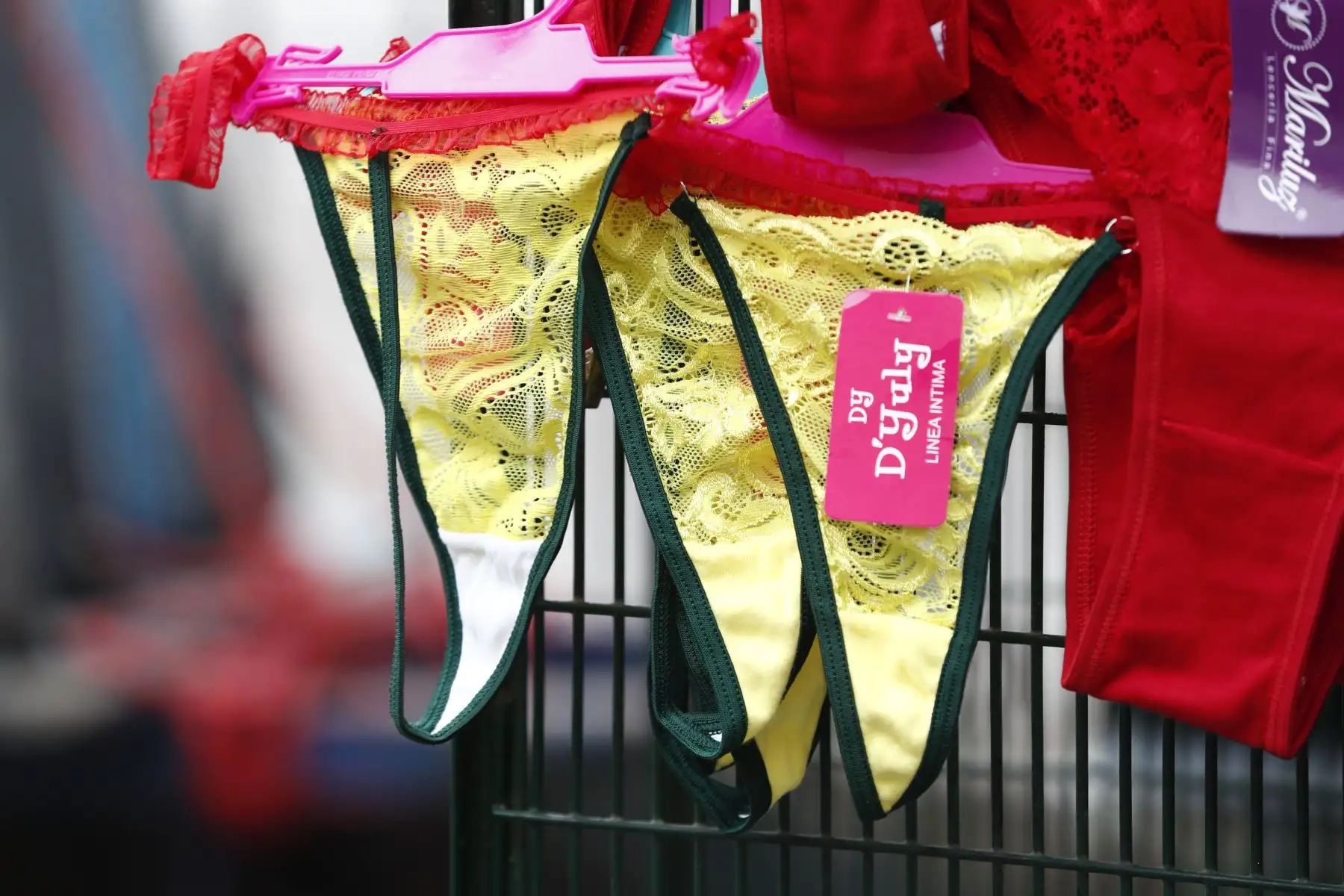 Una gran variedad de productos, muchos de ellos pintorescos y originales, se ofertan en el emporio de Mesa Redonda a pocas horas de las celebraciones por la llegada del año nuevo 2024. Foto: ANDINA/Daniel Bracamonte