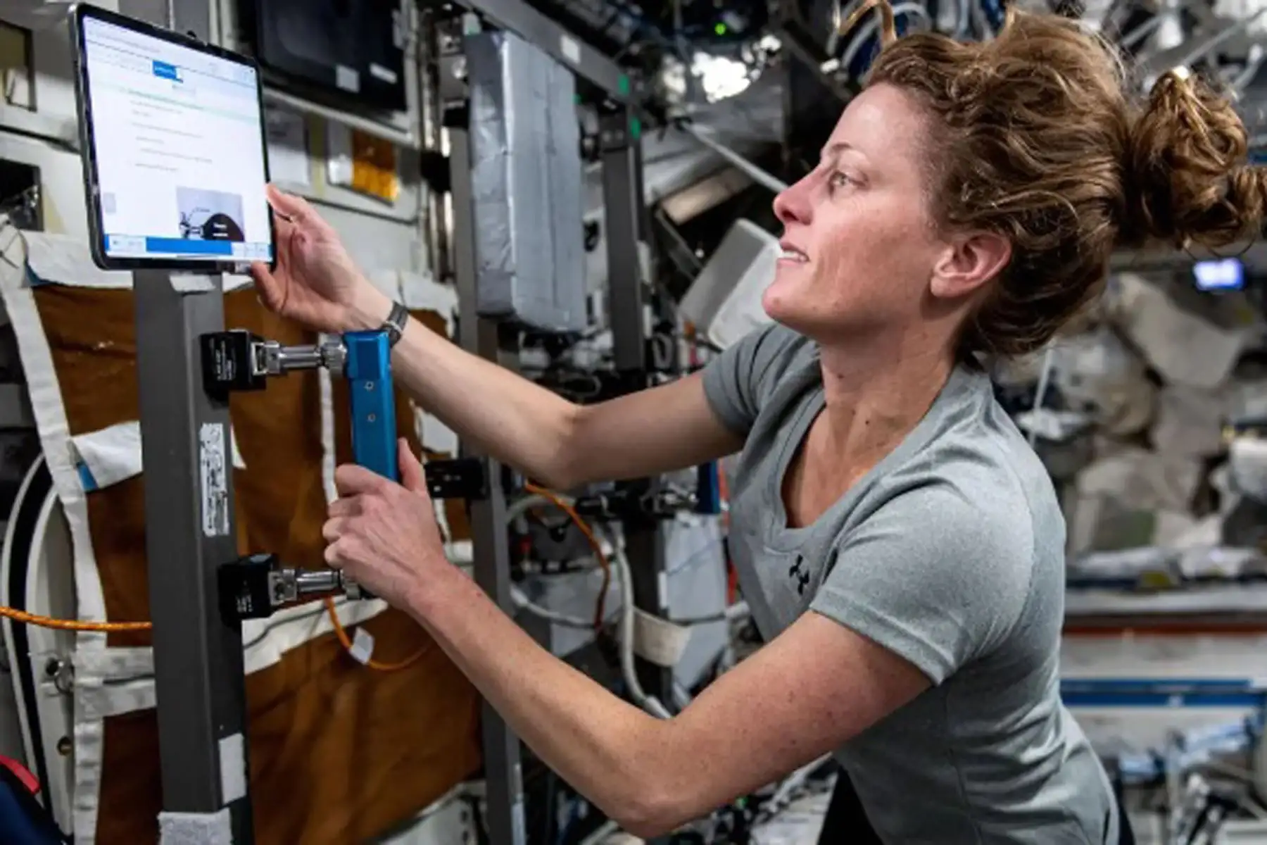 La astronauta de la NASA Loral O’Hara establece el ciclo de ejercicios de la máquina CEVIS en la estación con el fin de recopilar datos para el Complemento de Protocolos Integrados para la Investigación de Exploración Humana en Misiones de Diferente Duración (CIPHER, por sus siglas en inglés). 
Foto: NASA