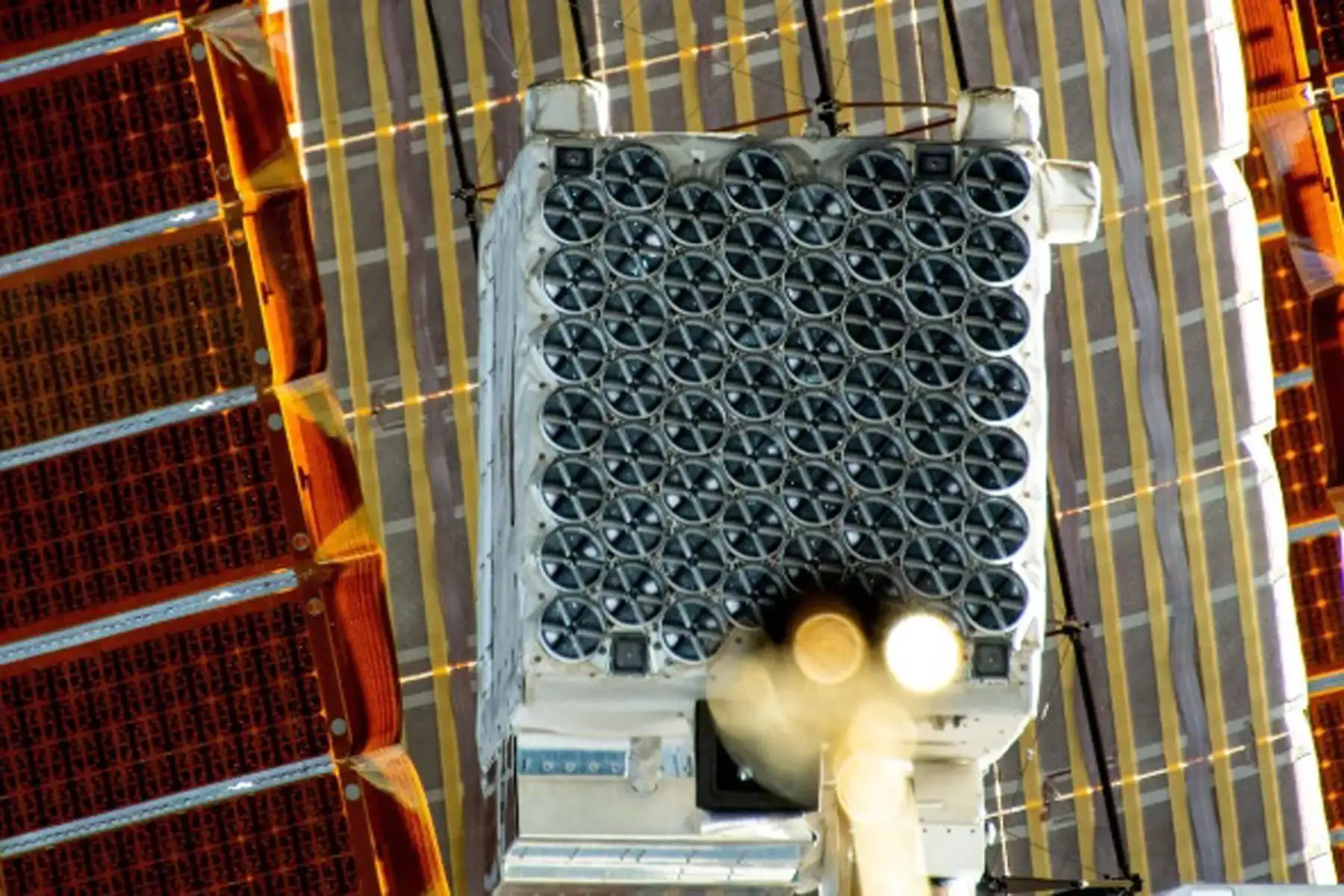 La investigación Explorador de la Composición Interior de las Estrellas de Neutrones (NICER, por sus siglas en inglés) estudia la naturaleza y el comportamiento de las estrellas de neutrones o púlsares, los agujeros negros y otros objetivos de importancia científica. 
Foto: NASA