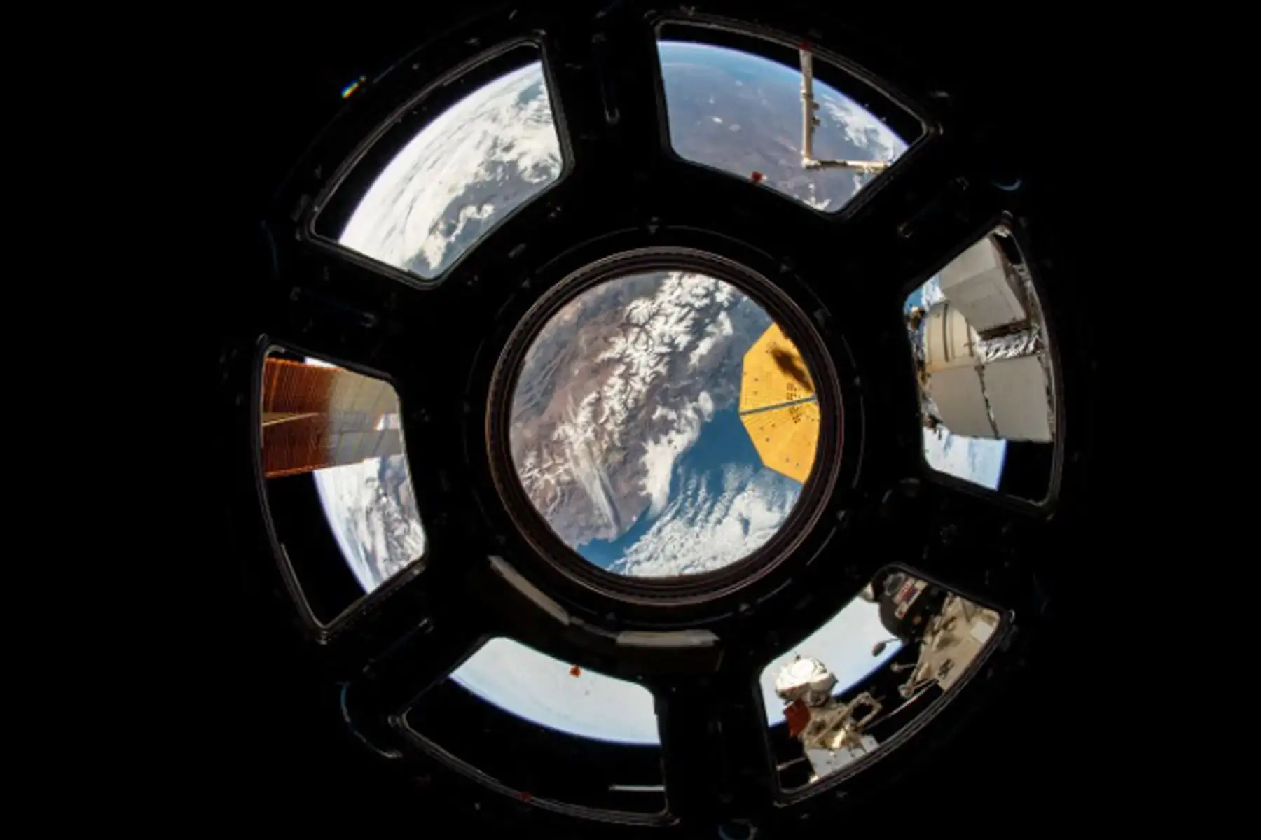 Las ventanas de la cúpula de la estación espacial brindan a la tripulación una vista única del planeta. Para las Observaciones de la Tierra de la Tripulación, los astronautas toman fotografías que muestran cómo los paisajes, el agua y la atmósfera de la Tierra cambian a lo largo del tiempo por causas humanas y naturales. 
Foto: NASA